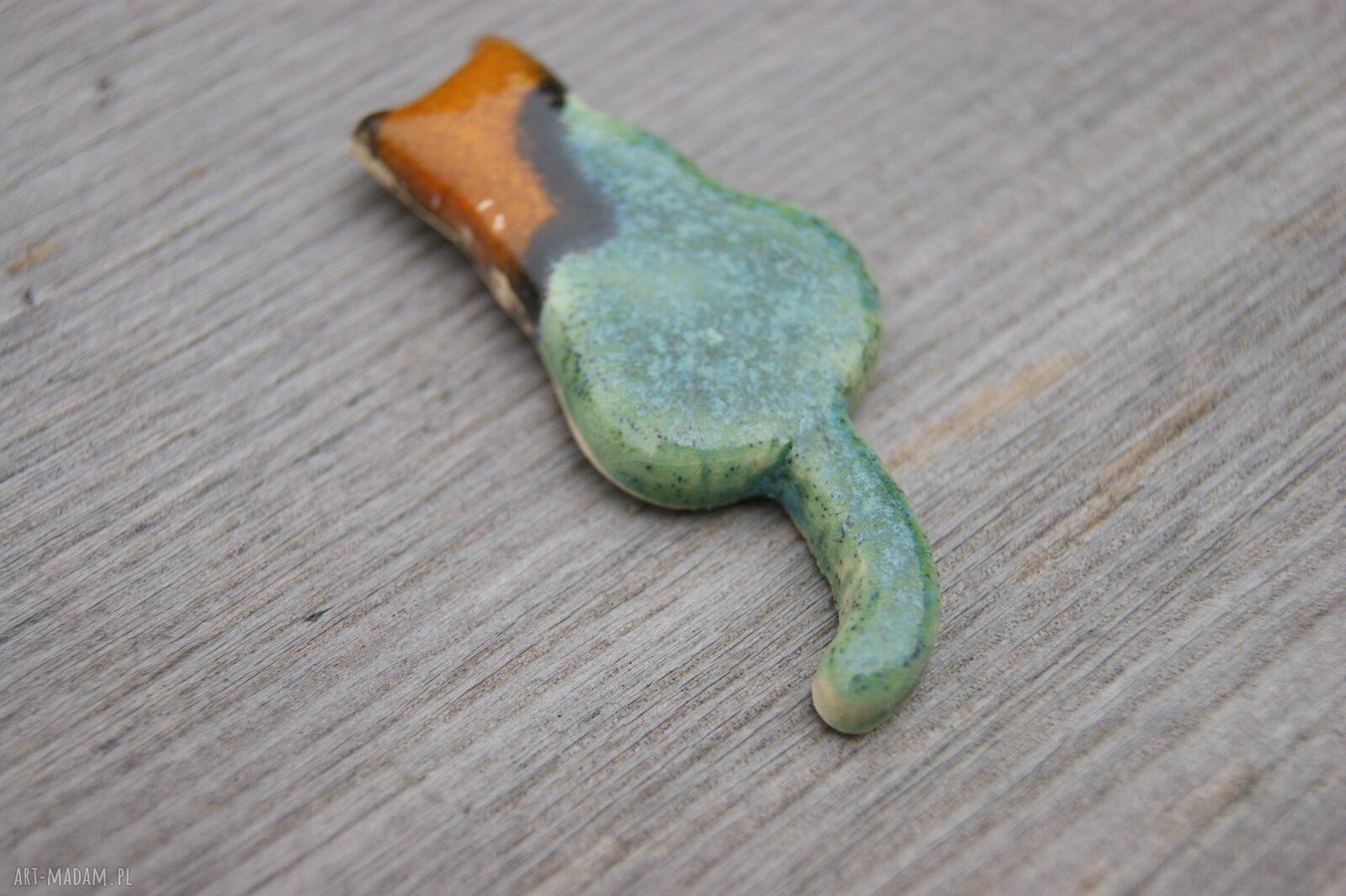 Ceramiczny magnes na lodówkę Kotek zielono-pomarańczowy