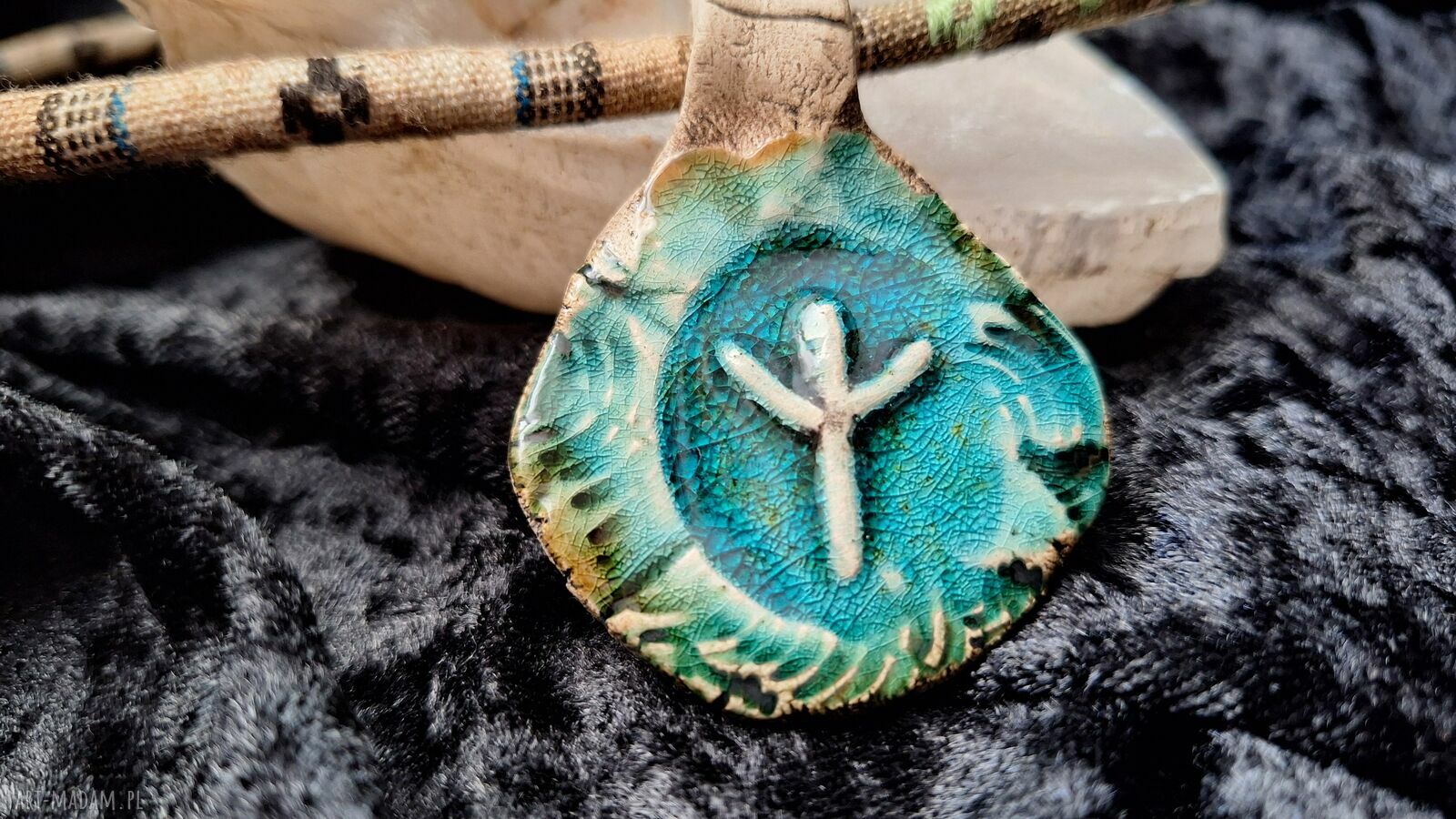 Ręcznie robiony ceramiczny naszyjnik z runą Algiz - silna ochrona