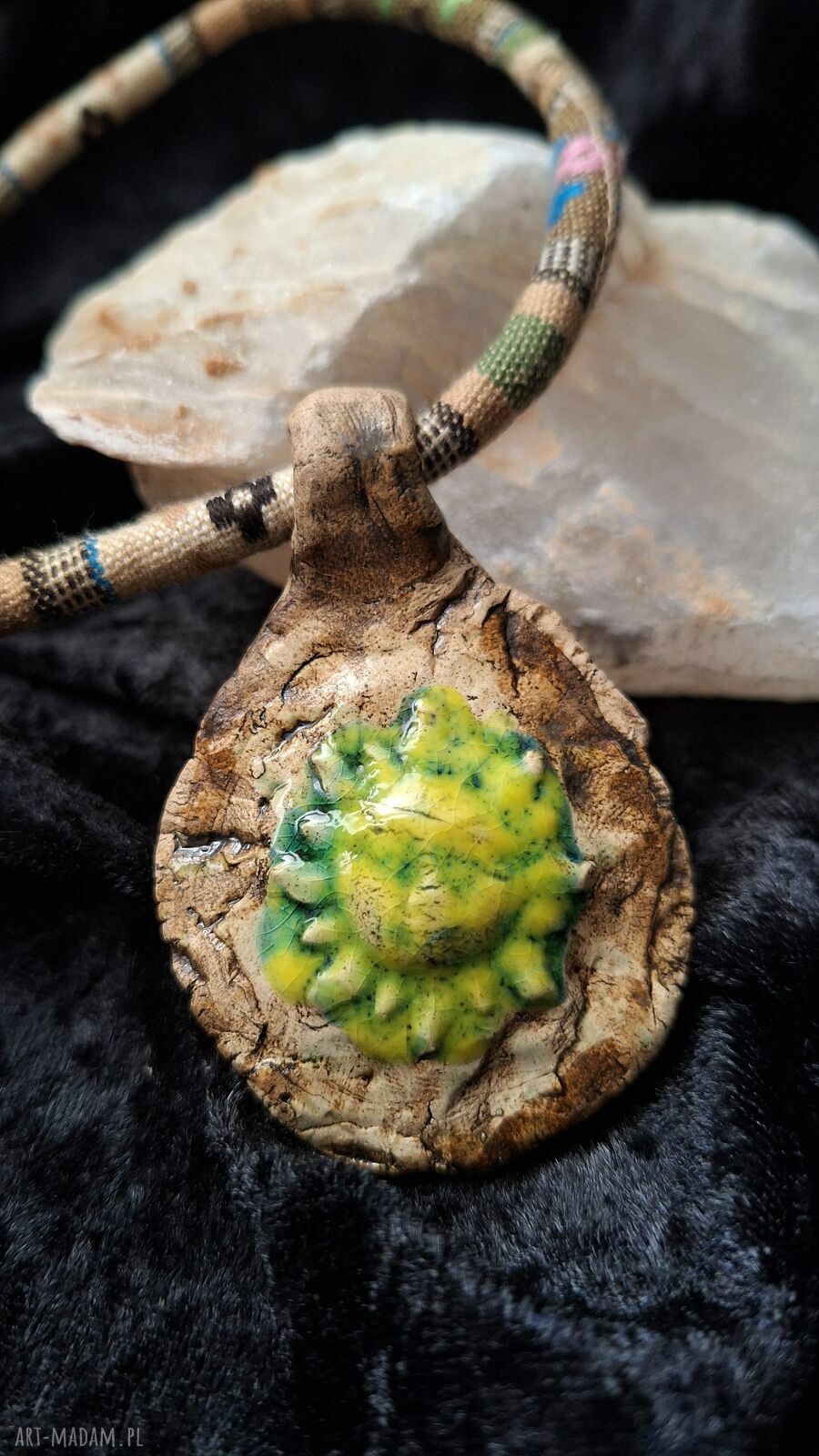 Ceramiczny naszyjnik - amulet Słońce na ozdobnym sznurku, wyjątkowa biżuteria ręcznie robiona