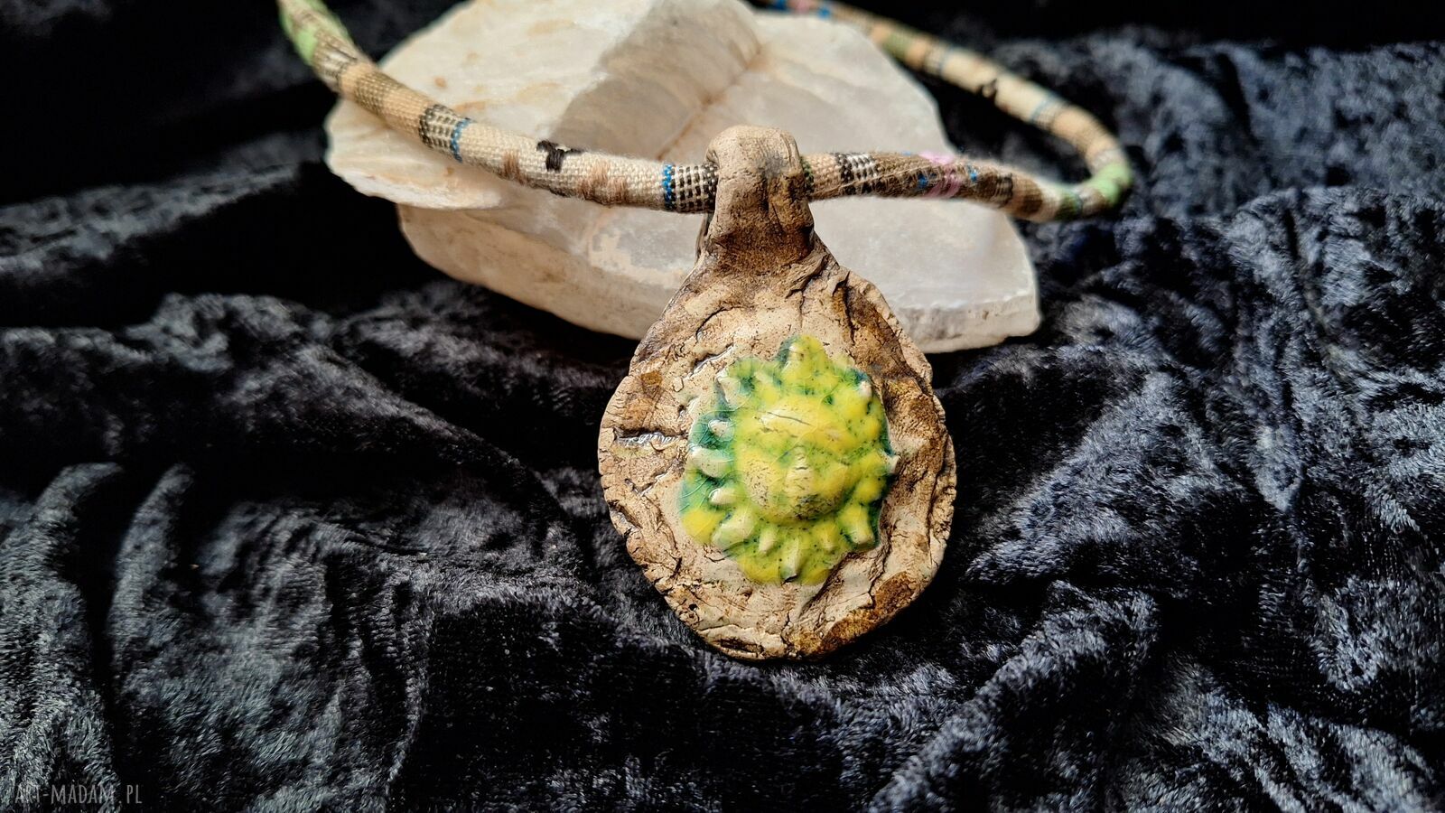 Ceramiczny naszyjnik amulet Słońce na ozdobnym sznurku, wyjątkowa biżuteria ręcznie robiona