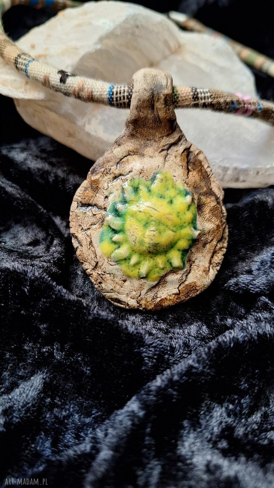 Ceramiczny naszyjnik amulet Słońce na ozdobnym sznurku, wyjątkowa biżuteria ręcznie robiona