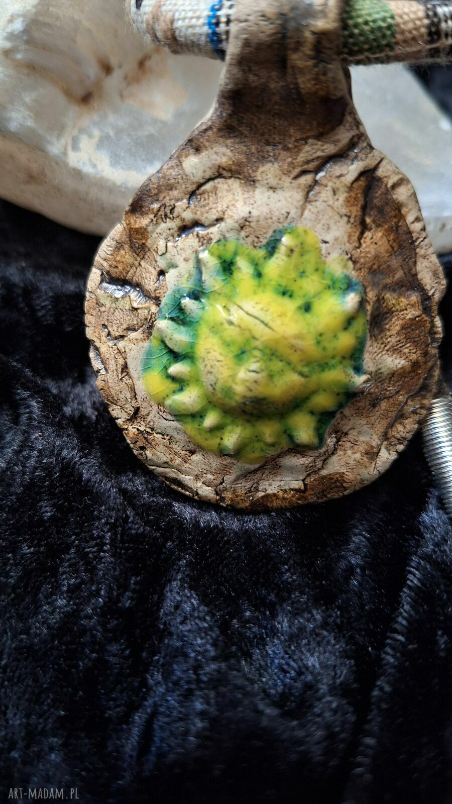 Ceramiczny naszyjnik amulet Słońce na ozdobnym sznurku, wyjątkowa biżuteria ręcznie robiona