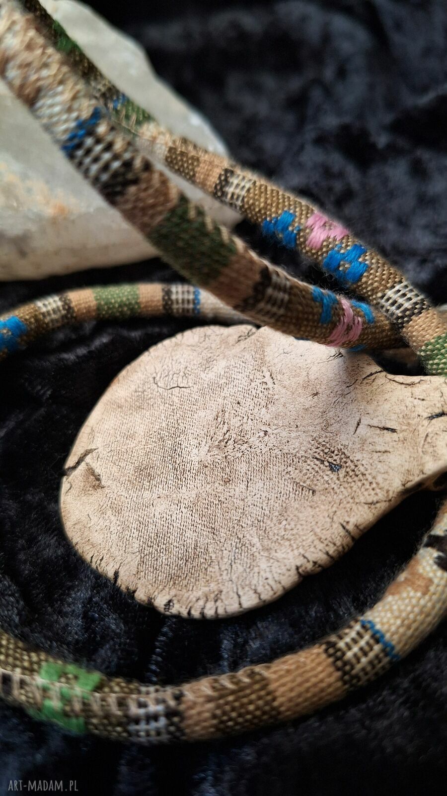 Ceramiczny naszyjnik amulet Słońce na ozdobnym sznurku, wyjątkowa biżuteria ręcznie robiona