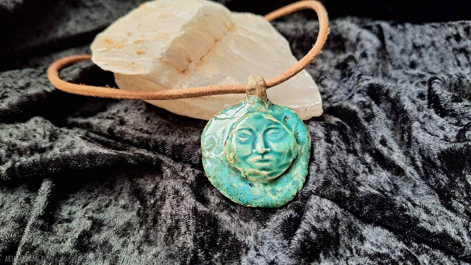 Ceramiczny naszyjnik amulet Twarz Księżyca - intuicja i spokój na rzemieniu