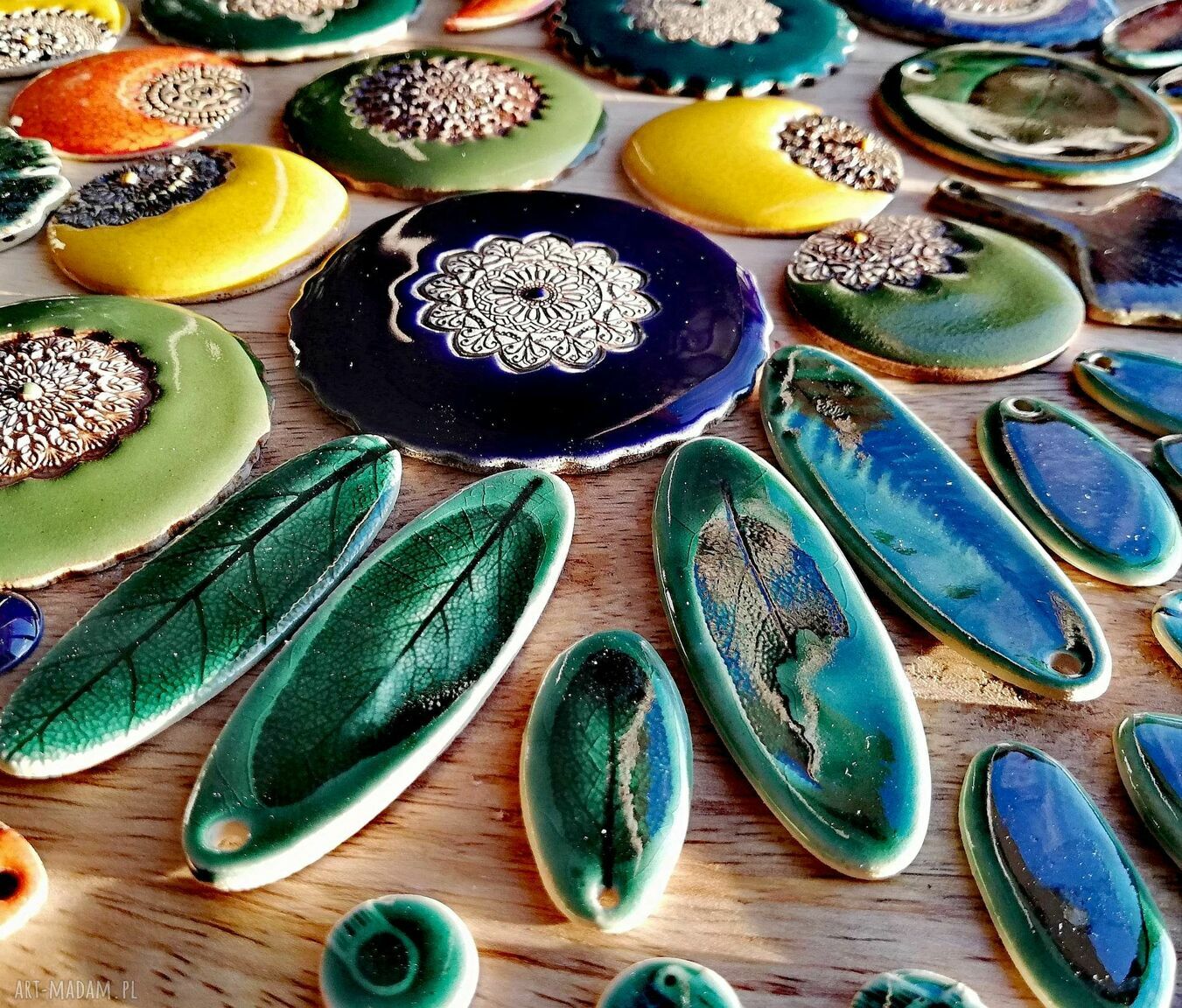 Ceramiczny naszyjnik wisiorek zielony liść szałwii na rzemieniu (handmade)