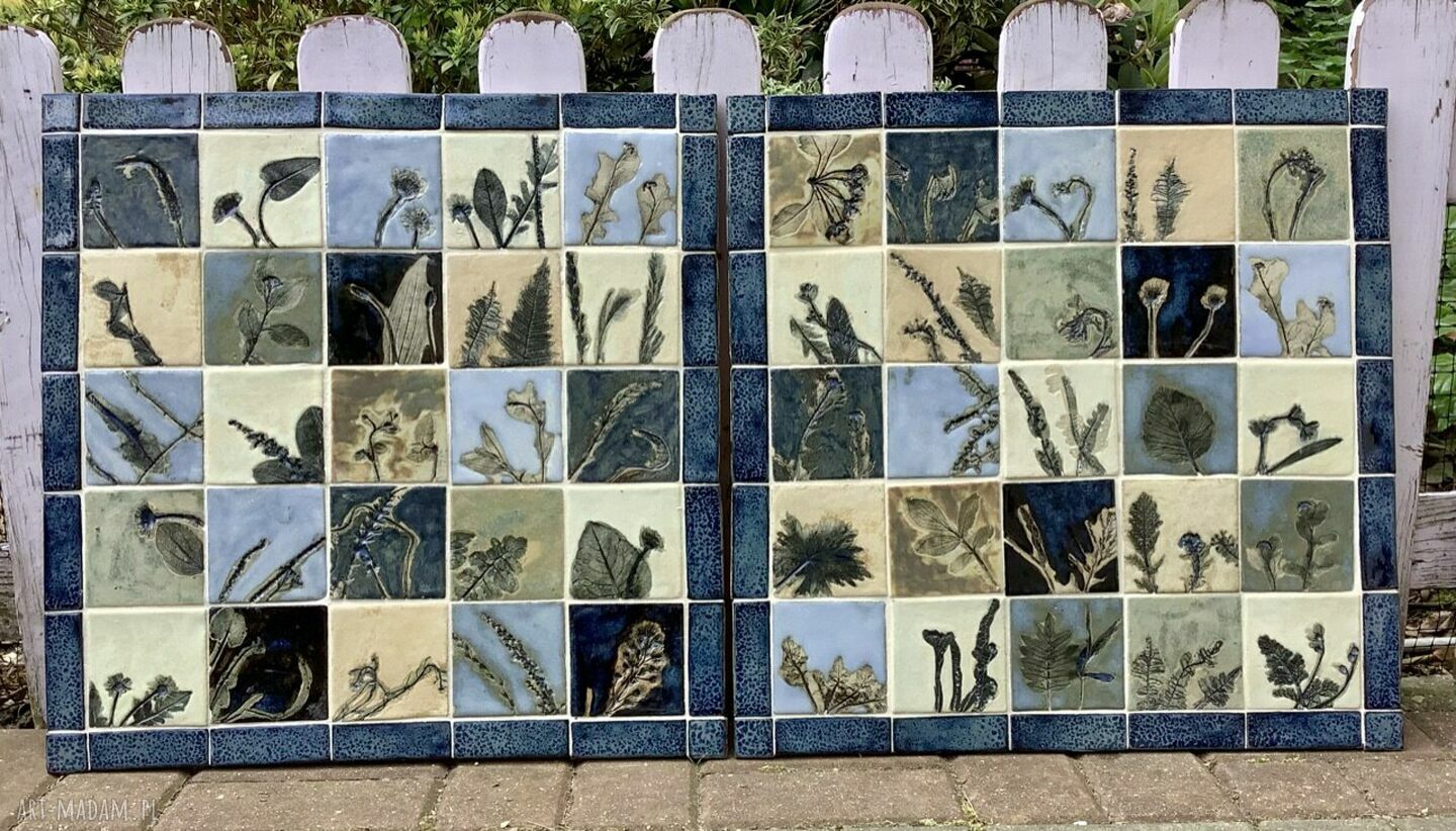 Ceramiczny obraz „Tajemniczy ogród” - niebieskie kafle z odciskami roślin