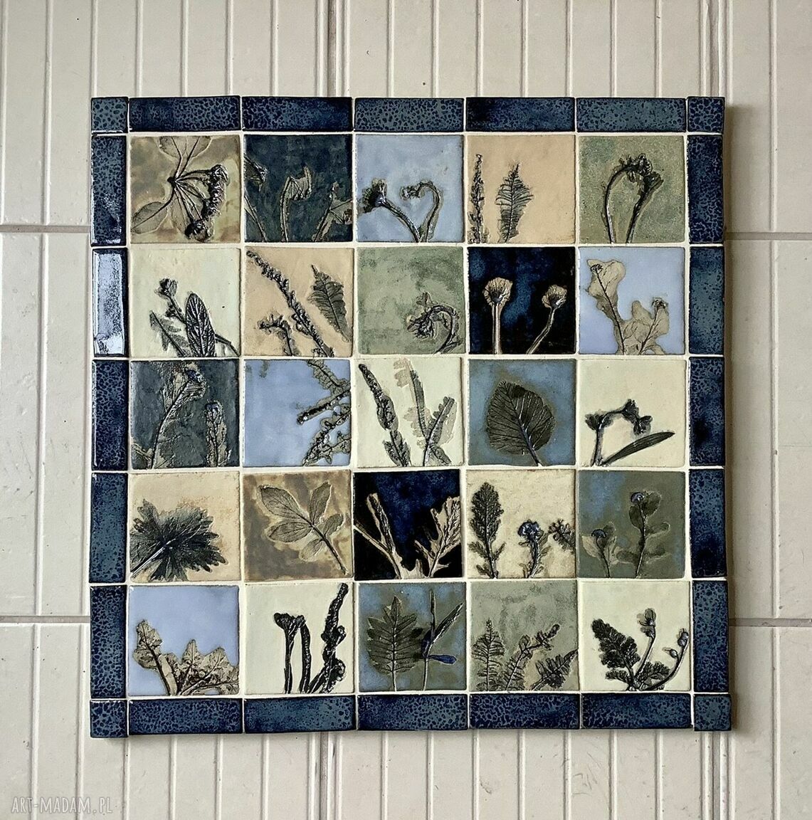 Ceramiczny obraz „Tajemniczy ogród” - niebieskie kafle z odciskami roślin