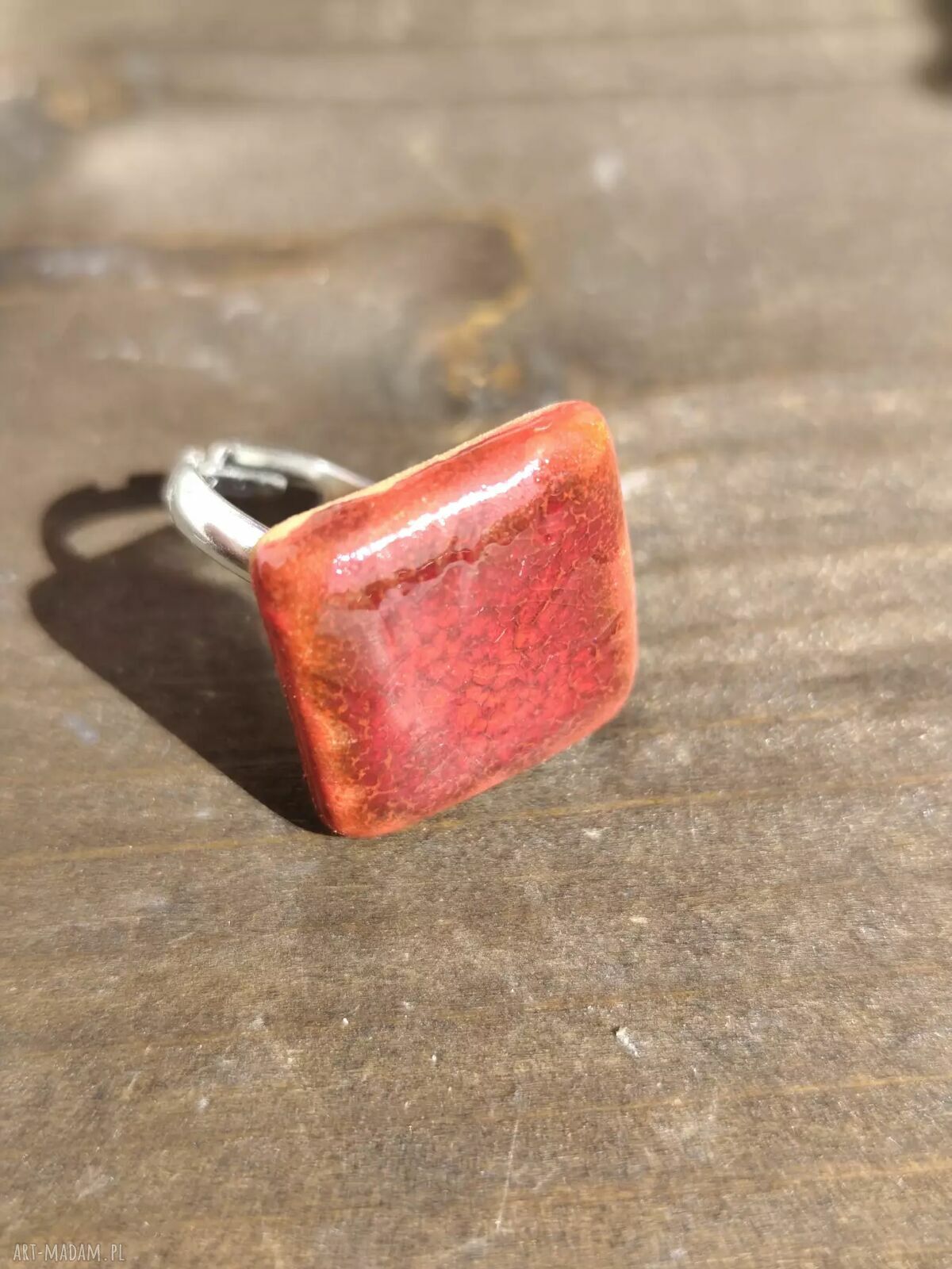 Czerwony pierścionek ceramiczny handmade na regulowanej obrączce