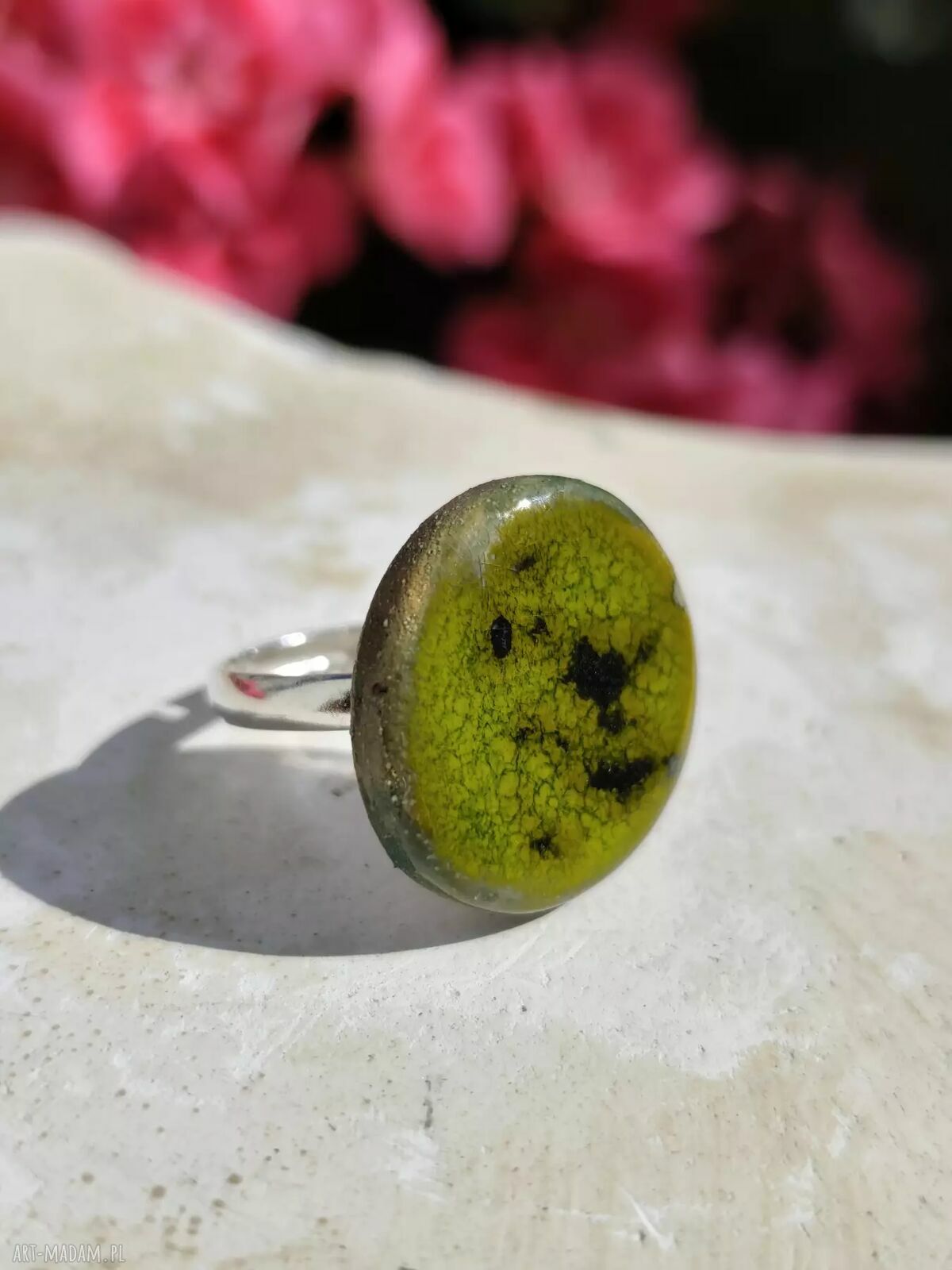 Zielony pierścionek ceramiczny handmade na regulowanej obrączce