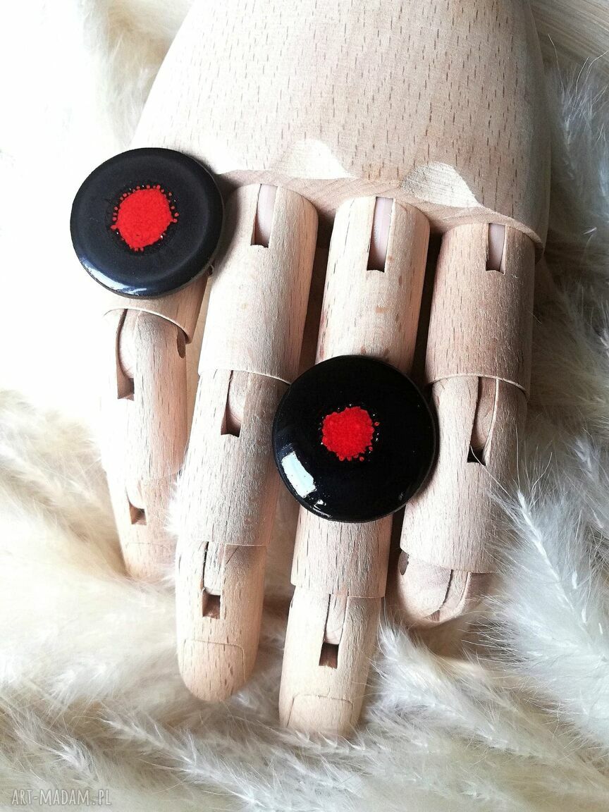 Ceramiczny pierścionek czerwono-czarny z dużym okiem - regulowana baza ze stali chirurgicznej