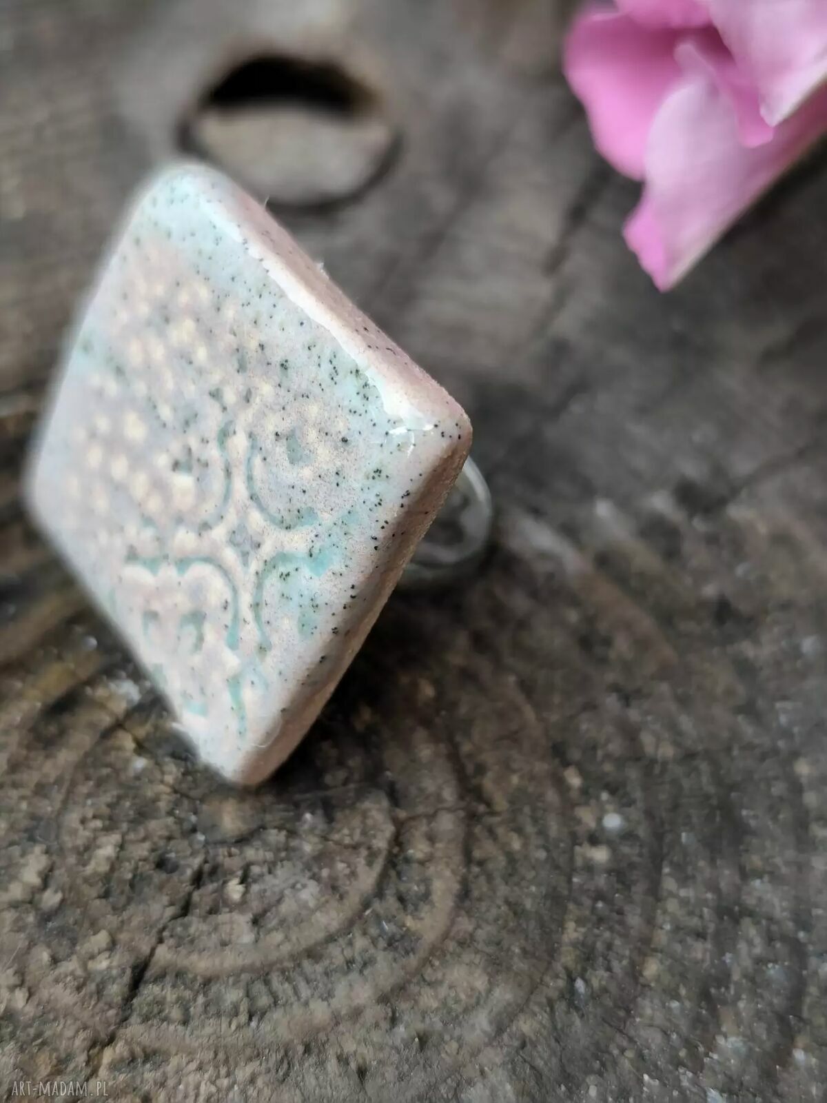 Ręcznie wykonany ceramiczny pierścionek z regulowaną obrączką