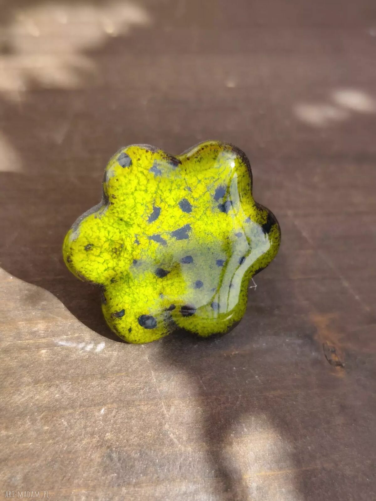 Limonkowy pierścionek ceramiczny w czarne kropki
