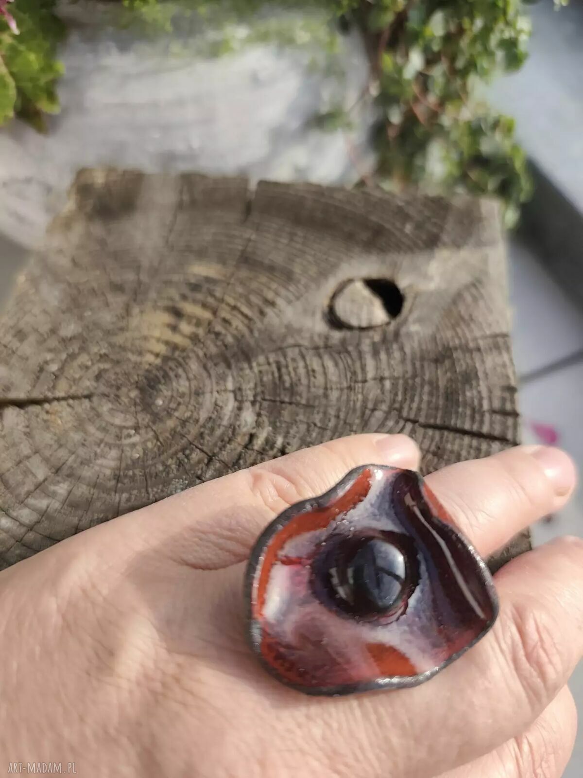 Ręcznie robiony pierścionek ceramiczny na regulowanej obrączce