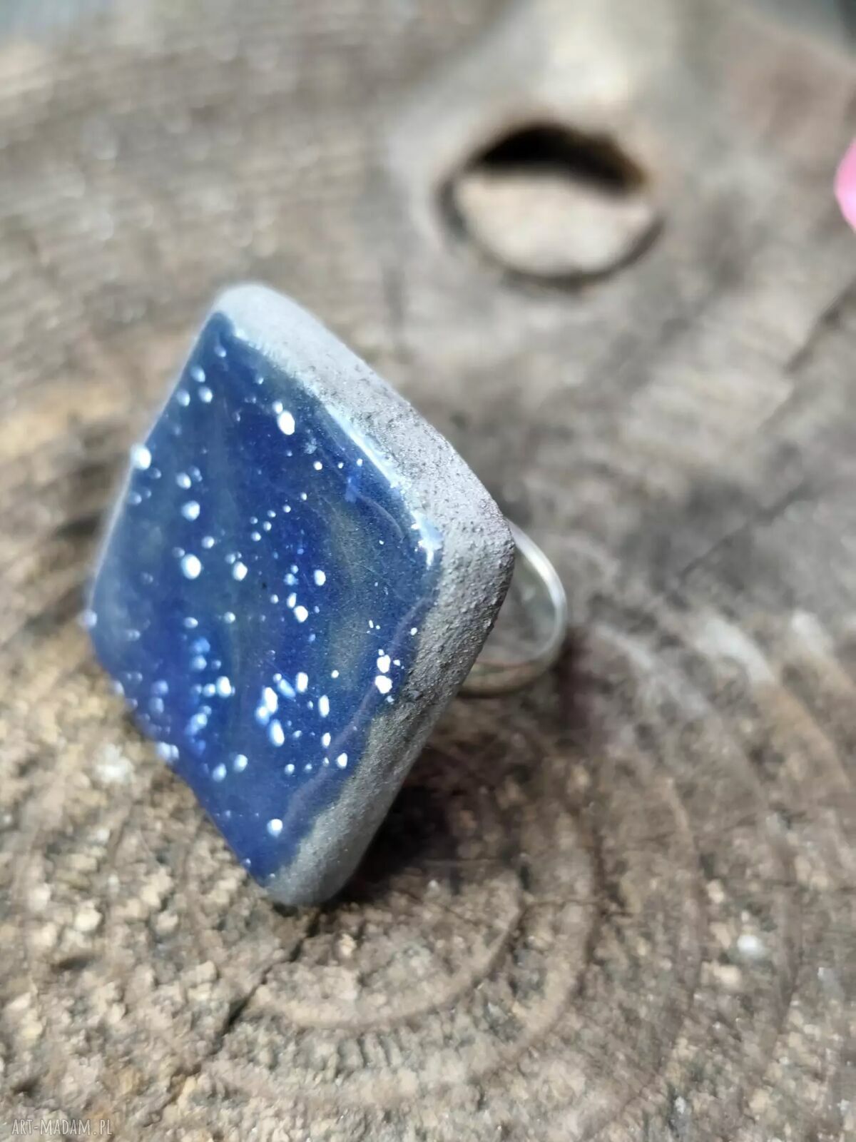 Niebieski pierścionek ceramiczny handmade z regulowaną obrączką