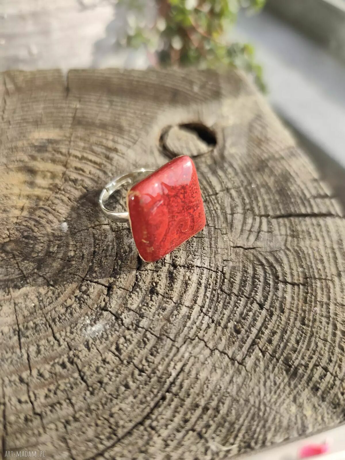 Czerwony pierścionek ceramiczny handmade z regulowanym rozmiarem