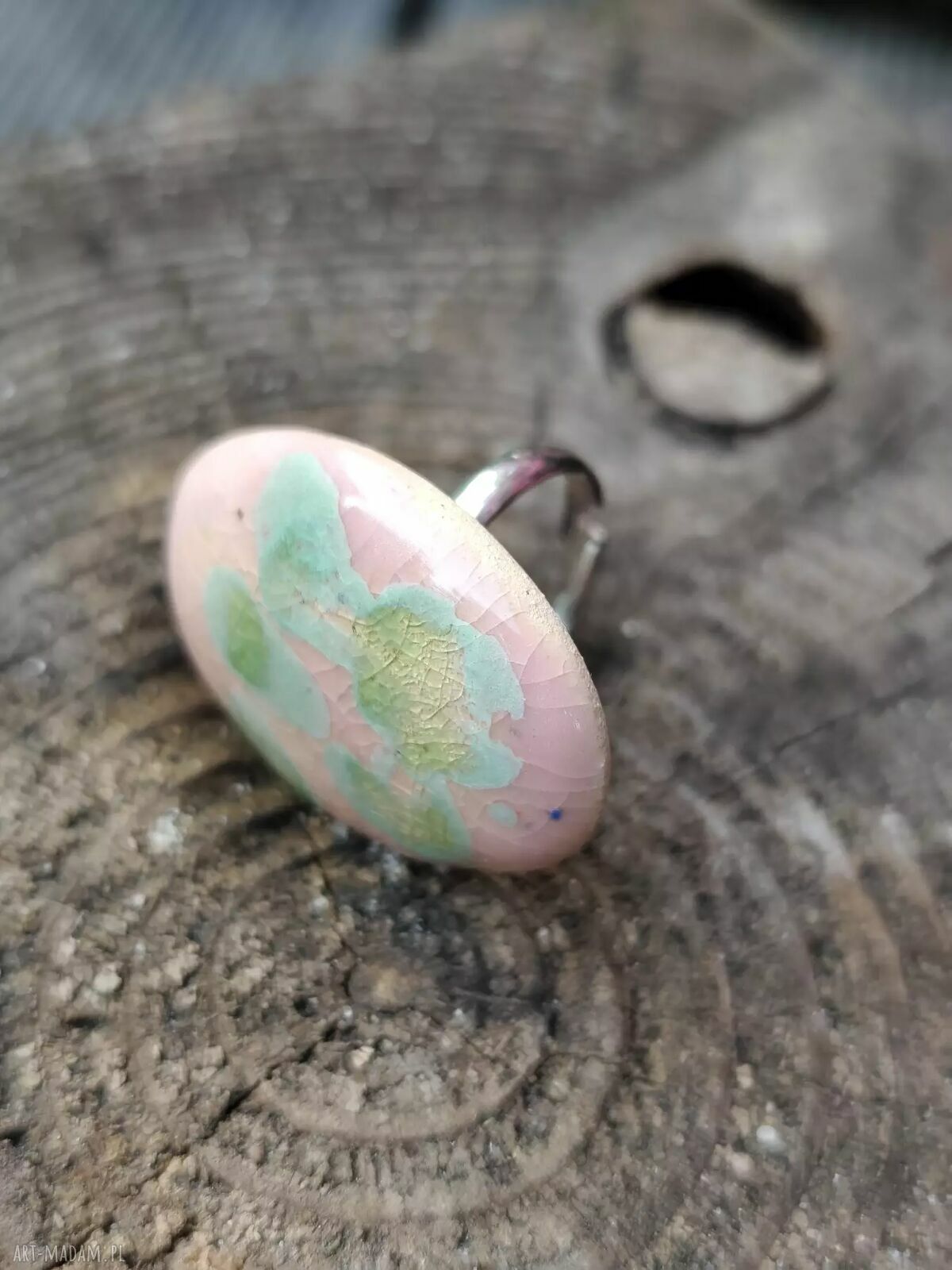 Pastelowy pierścionek ceramiczny handmade z motywem kwiatowym