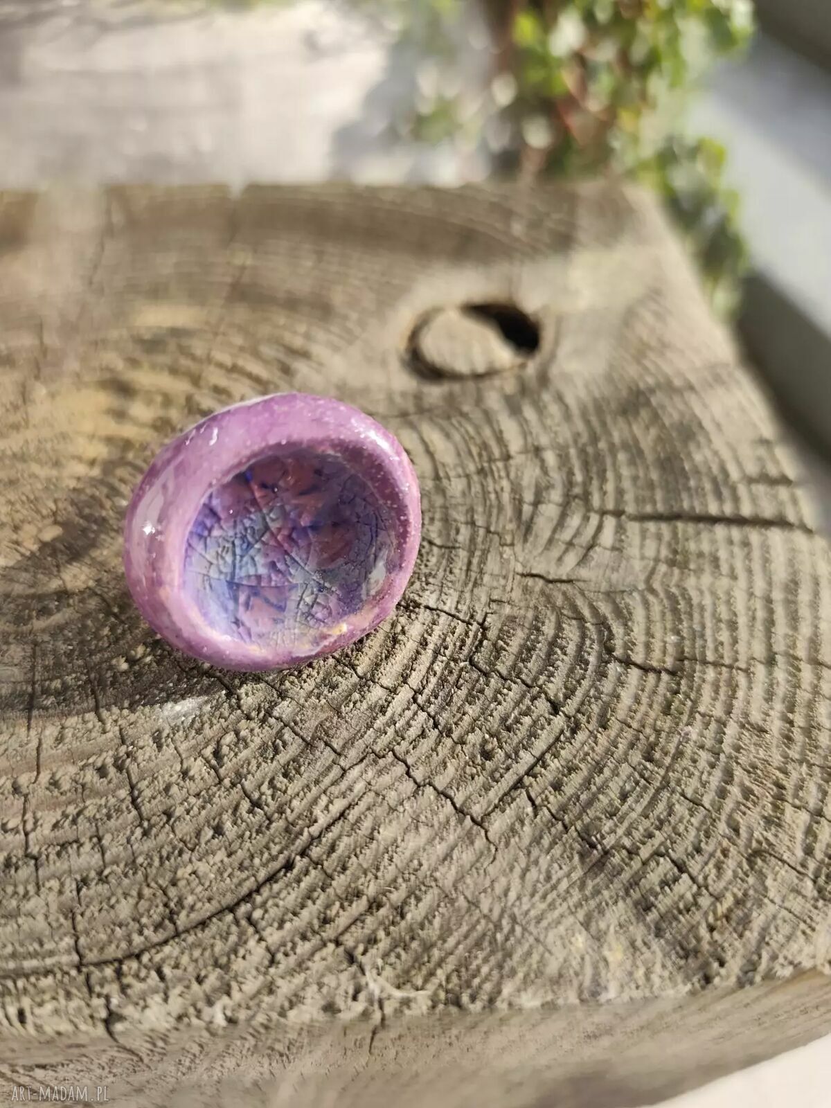 Fioletowy pierścionek ceramiczny handmade na regulowanej obrączce