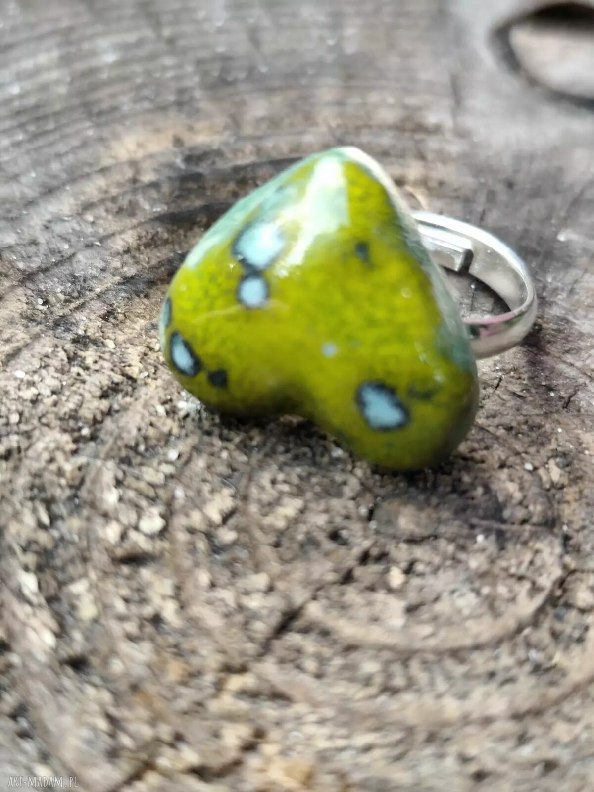 Zielony ceramiczny pierścionek z serduszkiem - handmade
