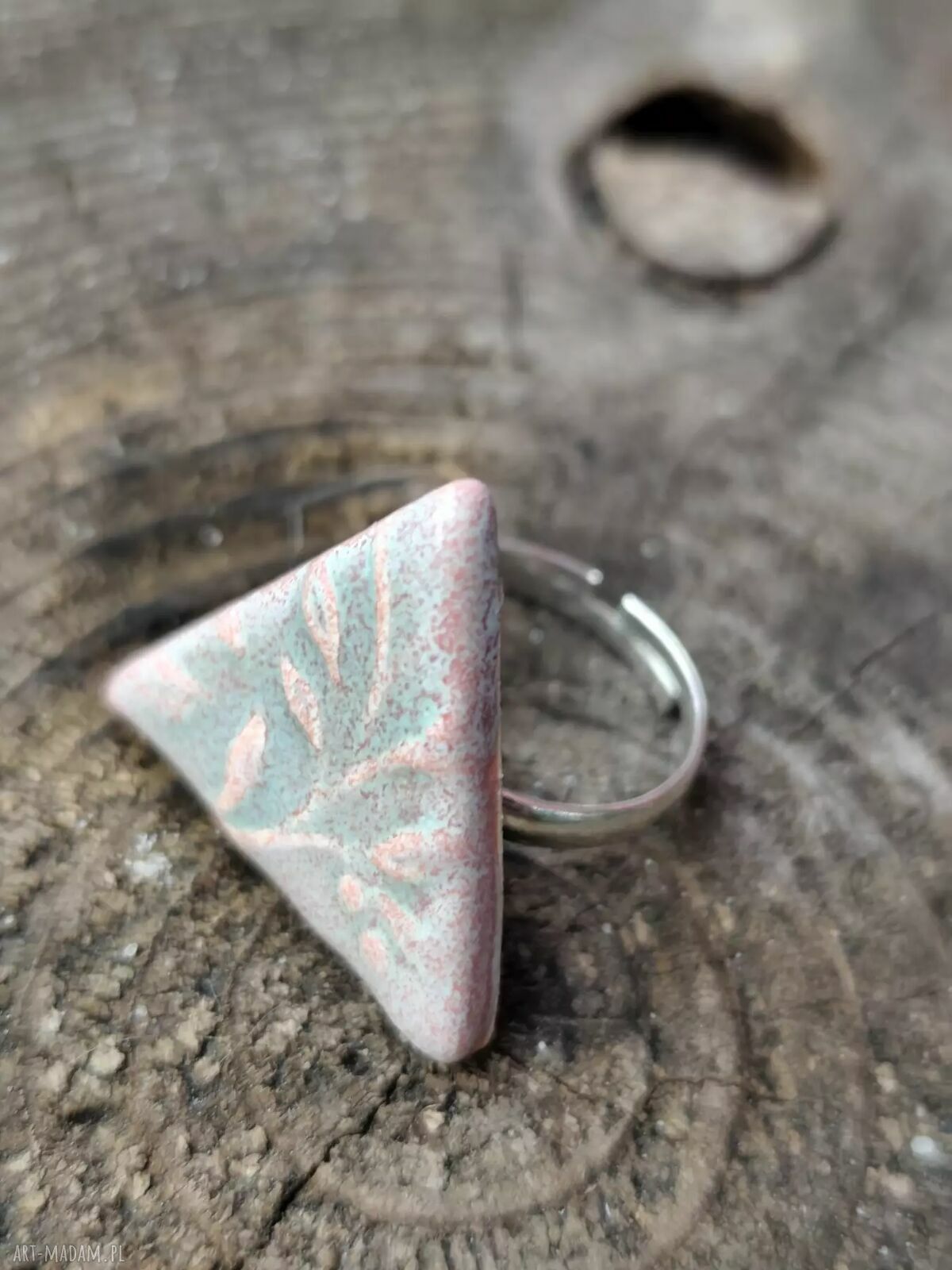 Pierścionek ceramiczny z motywem liści - rękodzieło handmade
