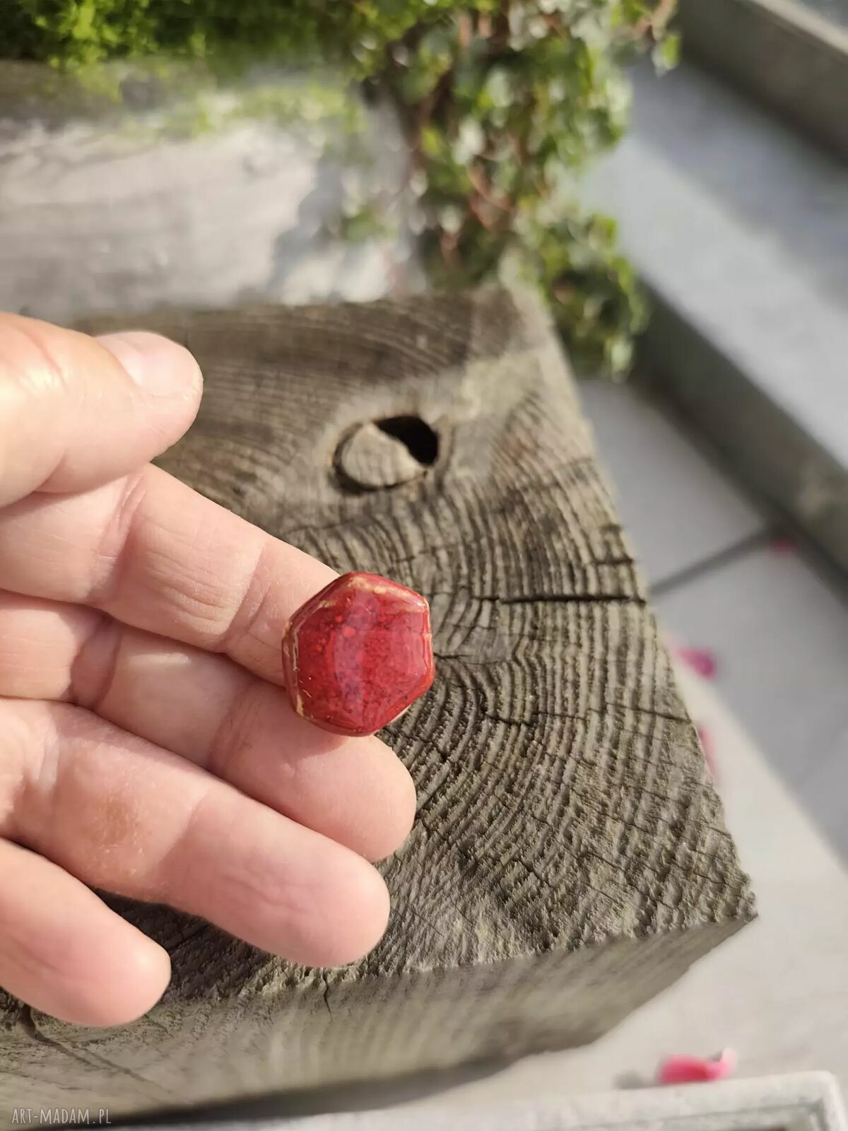 Czerwony pierścionek ceramiczny handmade na regulowanej obrączce