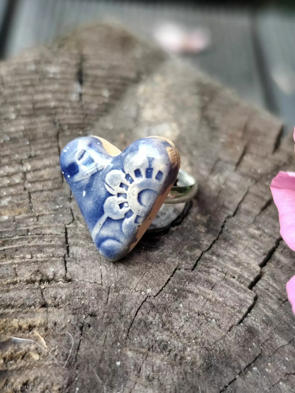 Niebieski ceramiczny pierścionek w kształcie serca