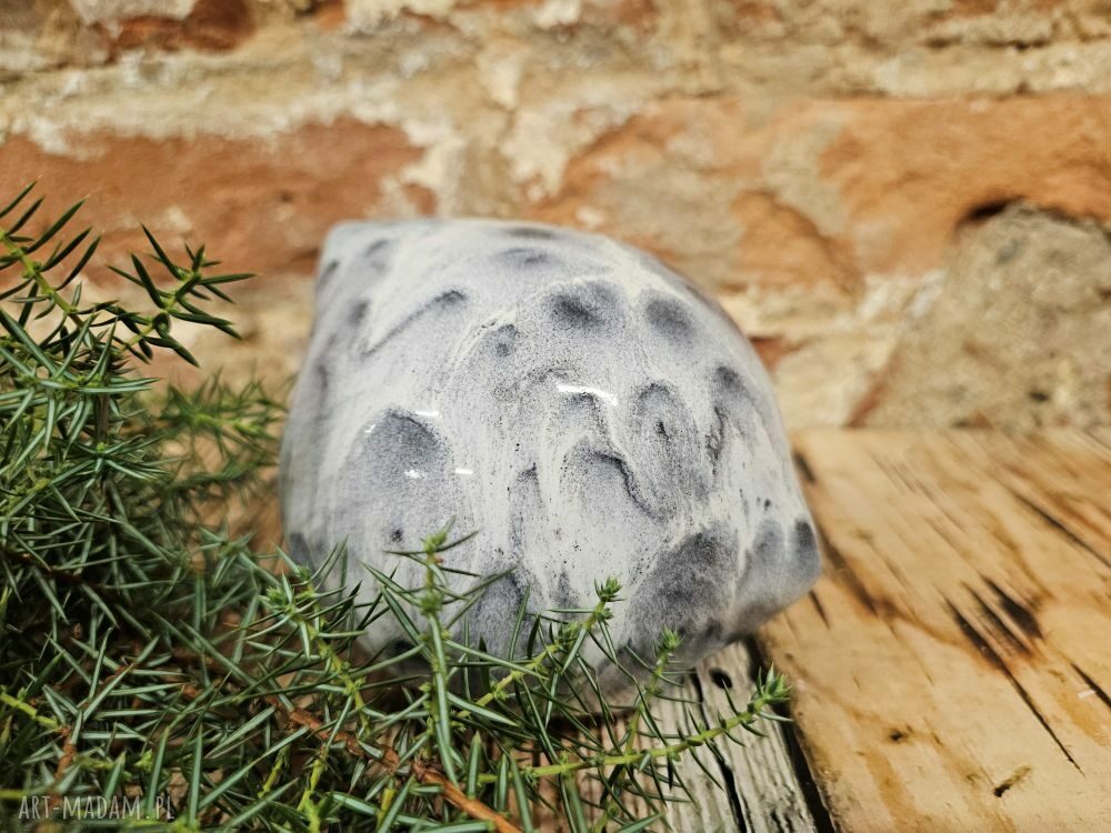 Ceramiczny ptaszek - ręcznie malowana dekoracja świąteczna w bieli i niebieskim