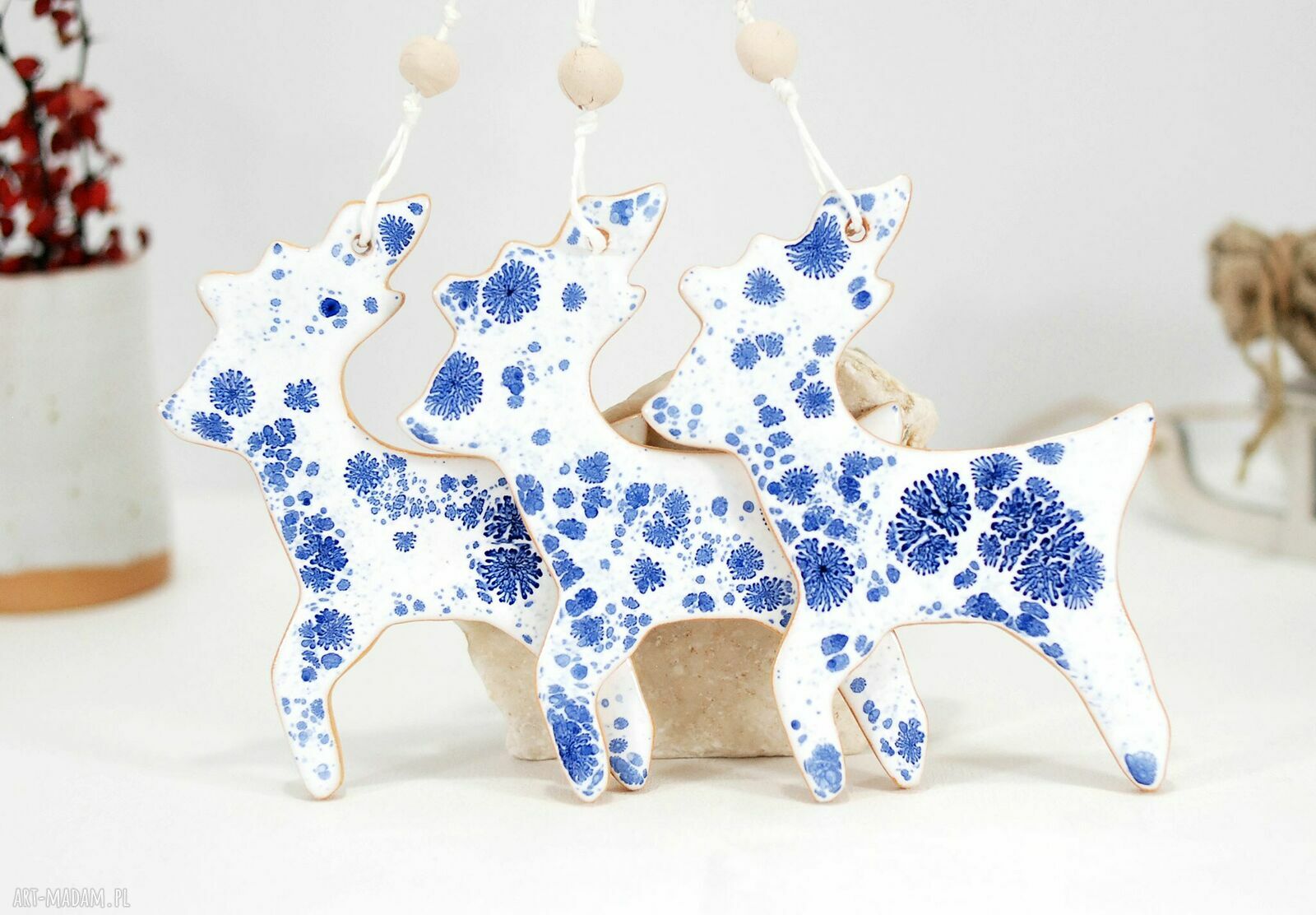 Ceramiczny renifer - biała ozdoba choinkowa z ceramiki, ręcznie robiona i szkliwiona