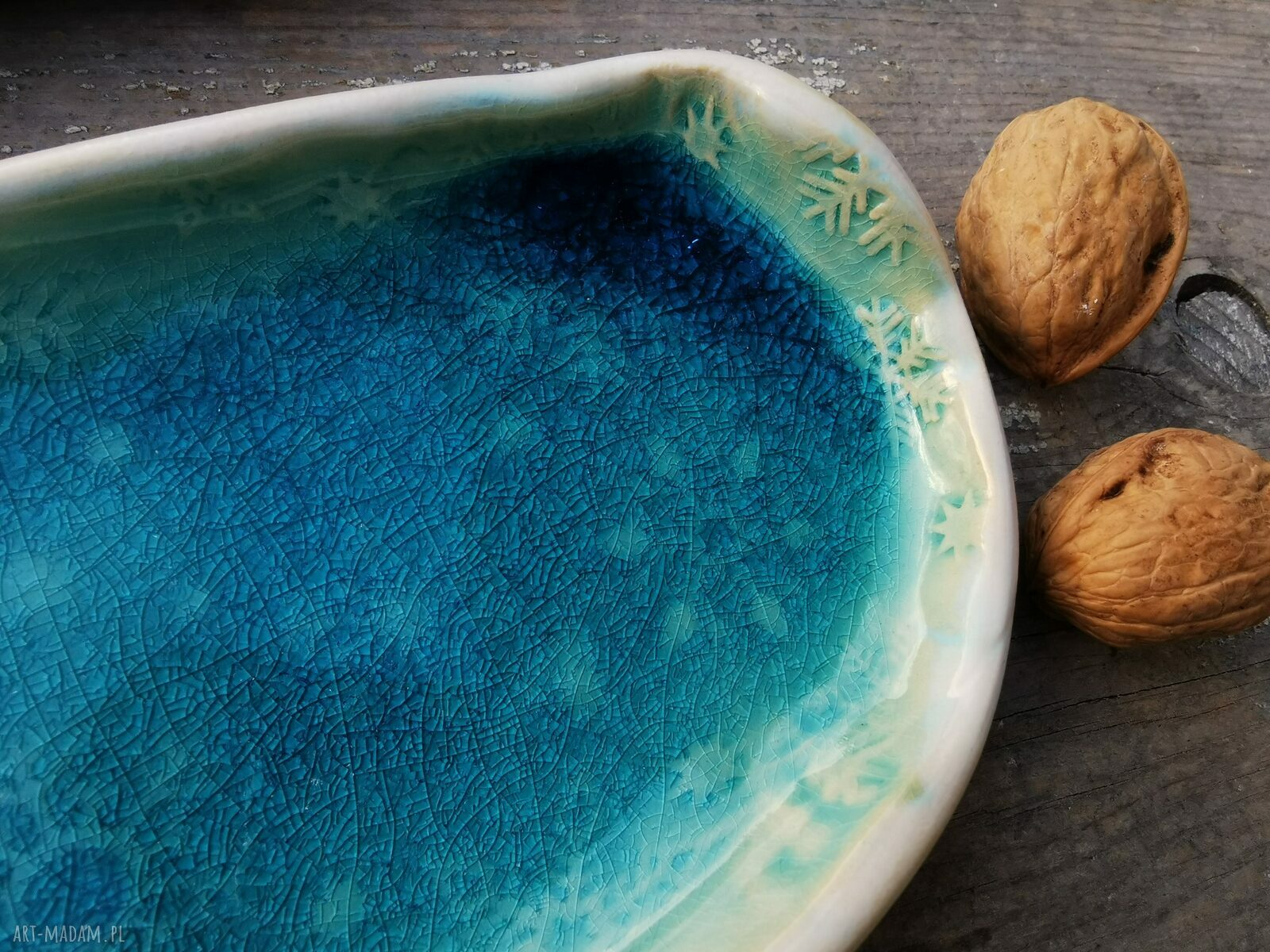 Ceramiczny świąteczny talerz z turkusowymi śnieżynkami (c91)