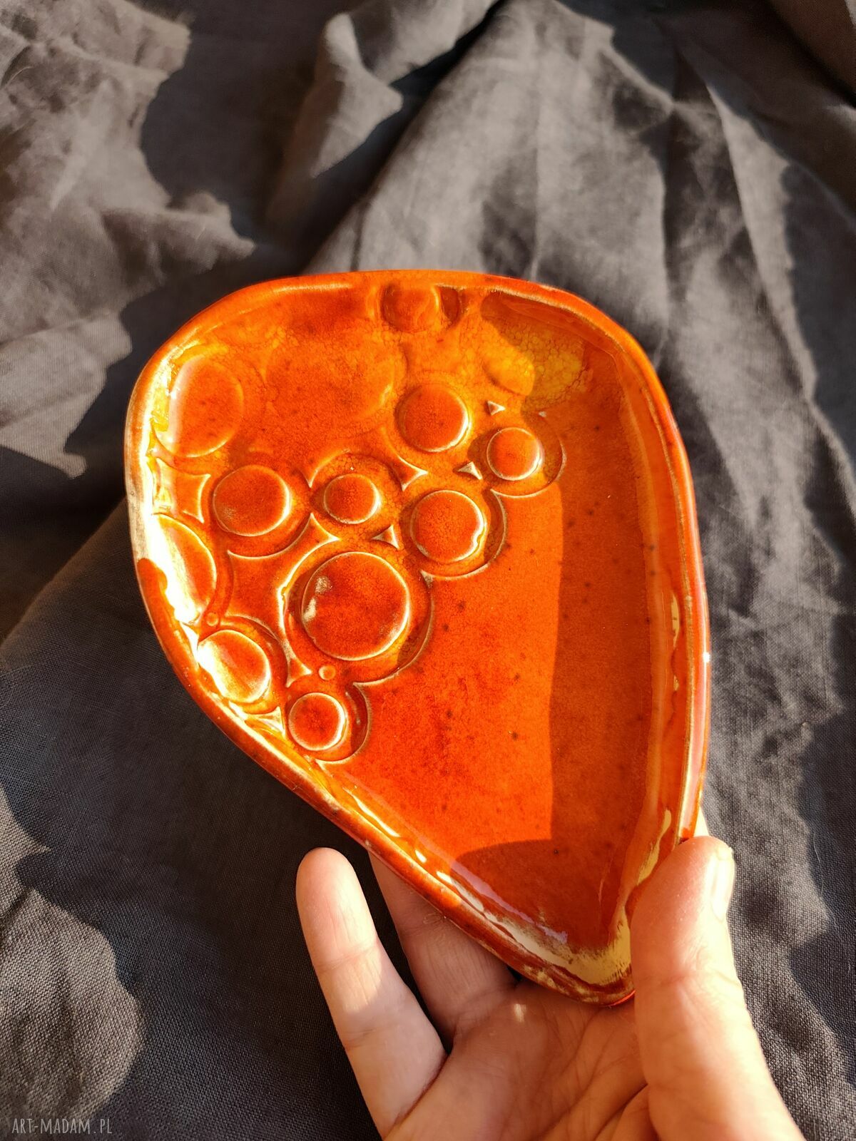 Talerz ceramiczny, który dodaje koloru Twojej kuchni