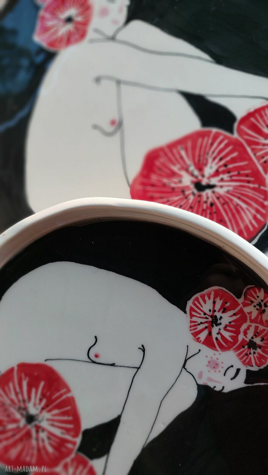 Ręcznie malowany talerz ceramiczny Kobieta i kwiaty 21 cm