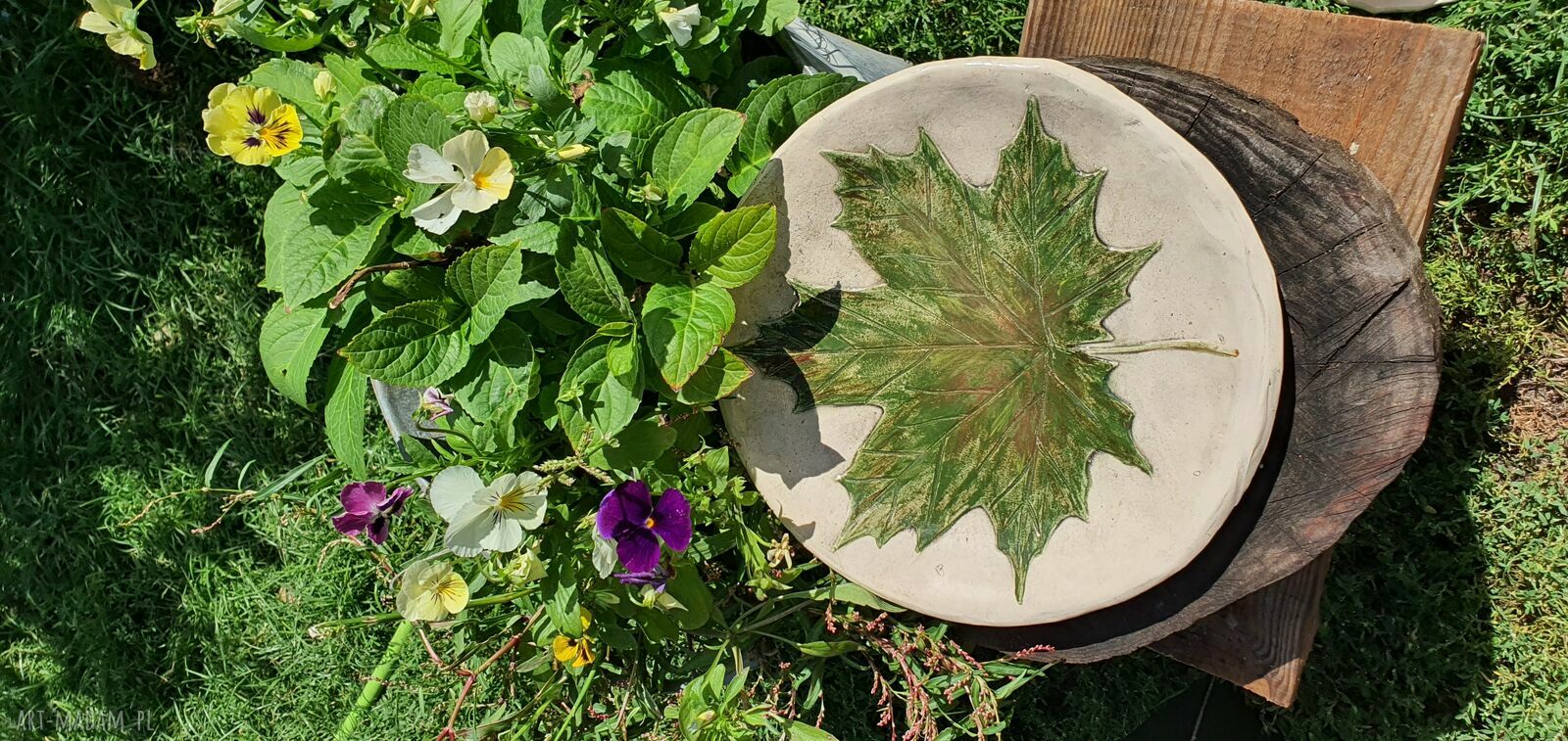 Ręcznie malowany talerz ceramiczny na ciasto i owoce - liść klonu (26 cm)