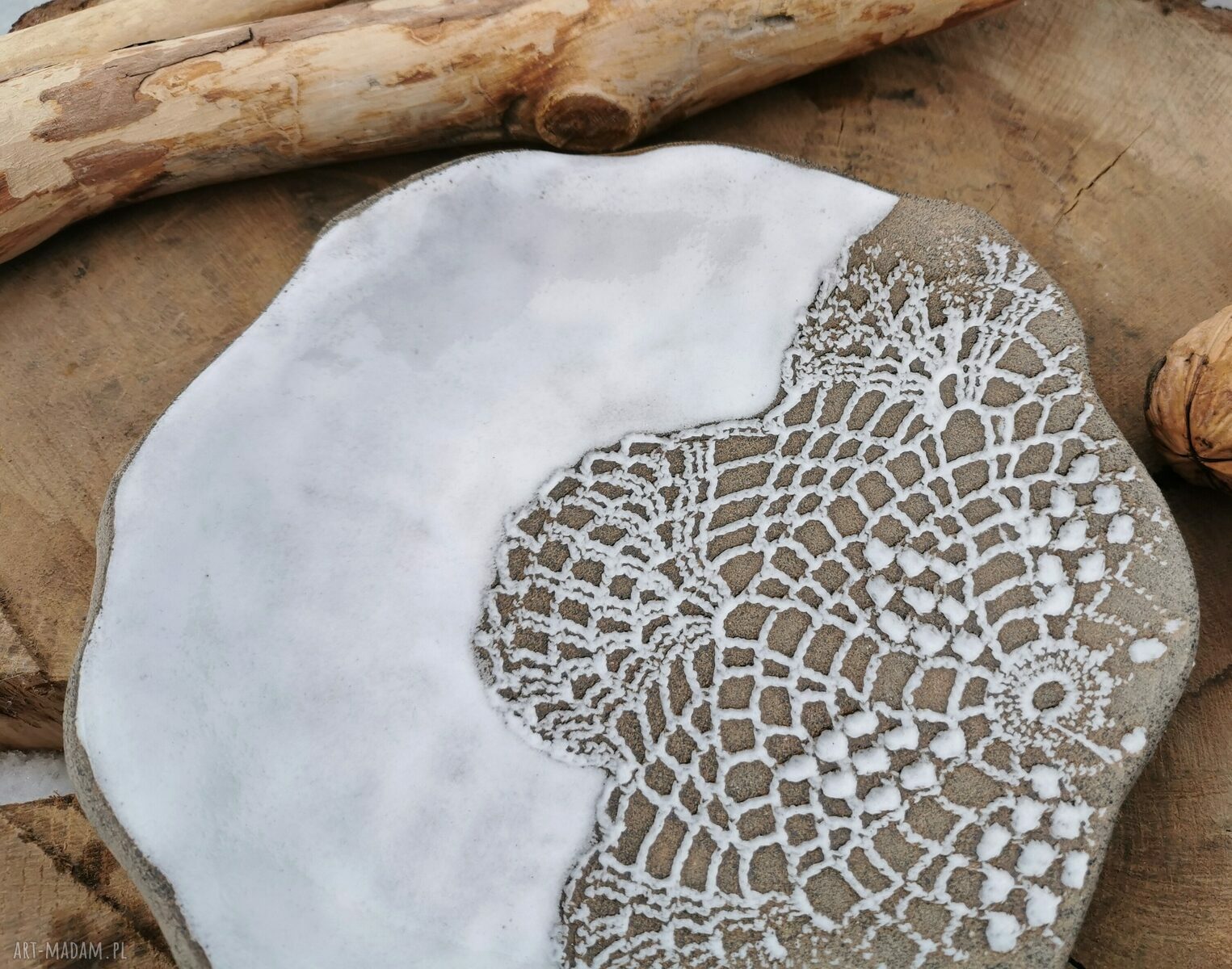 Ceramiczny talerz kamionkowy c143 z motywem serwetki