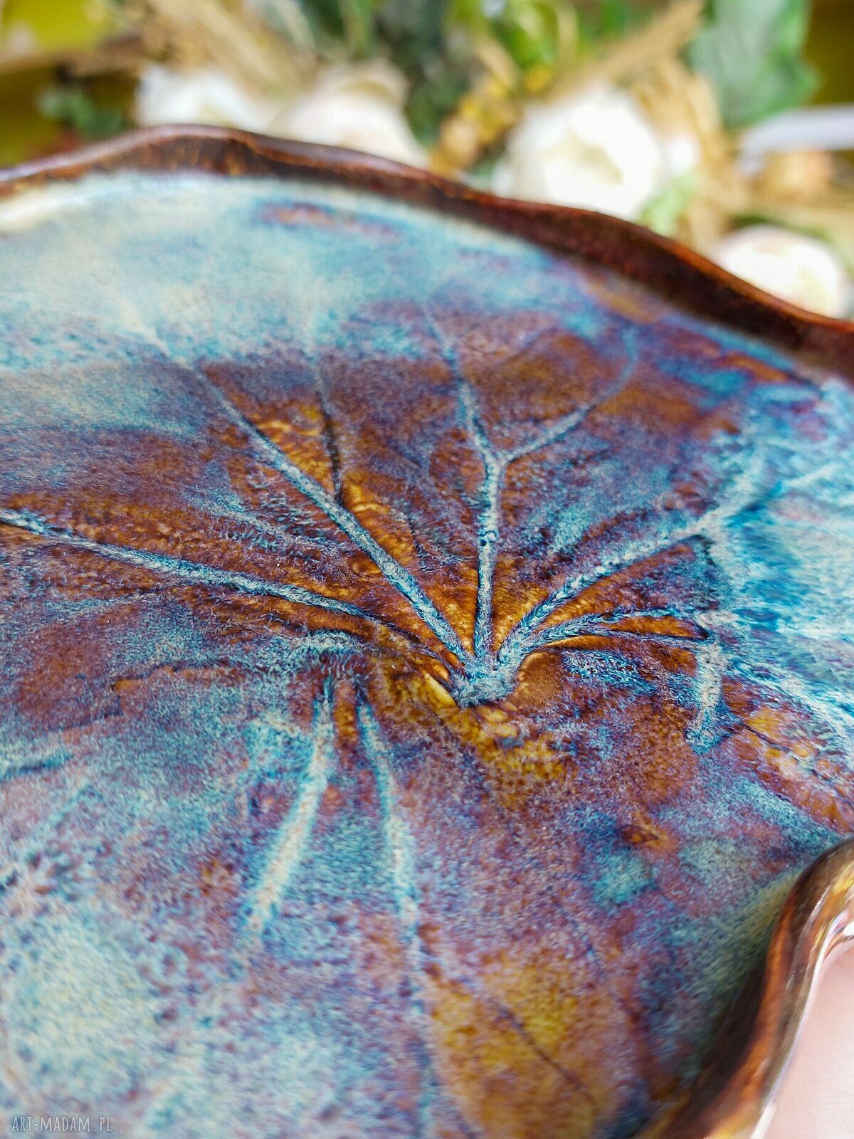 Talerz ceramiczny z odciskiem liścia bergenii