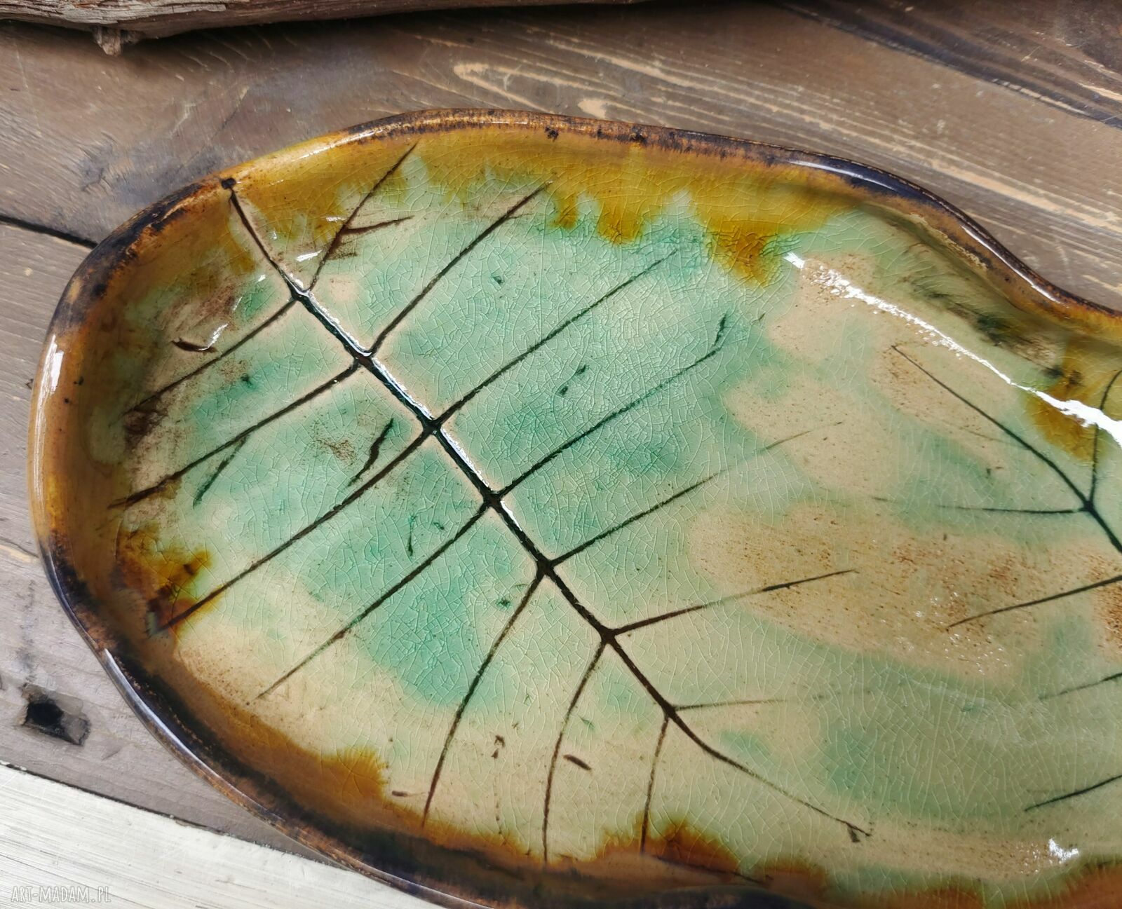 Ceramiczna paterka z liśćmi - podstawka na biżuterię, świece i kadzidło