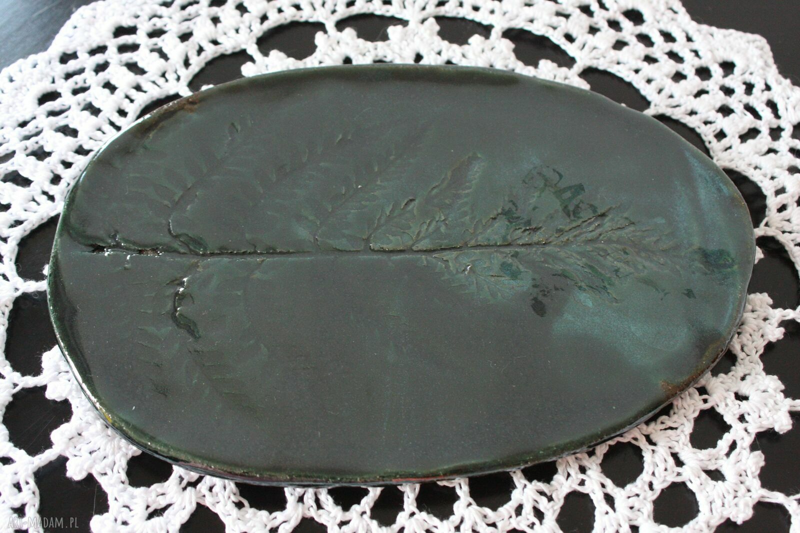 Ceramiczny talerz z motywem paproci - prezent na jesień 24x16 cm