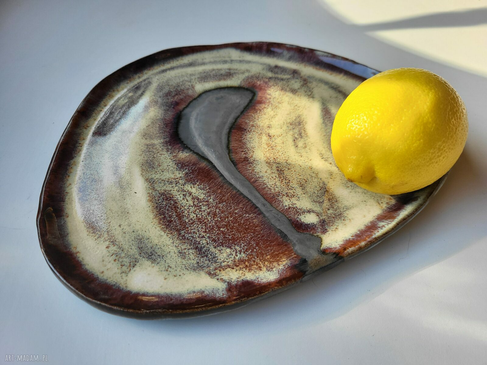 Ceramiczny talerz z kleksem - ręcznie formowana podstawa do serwowania