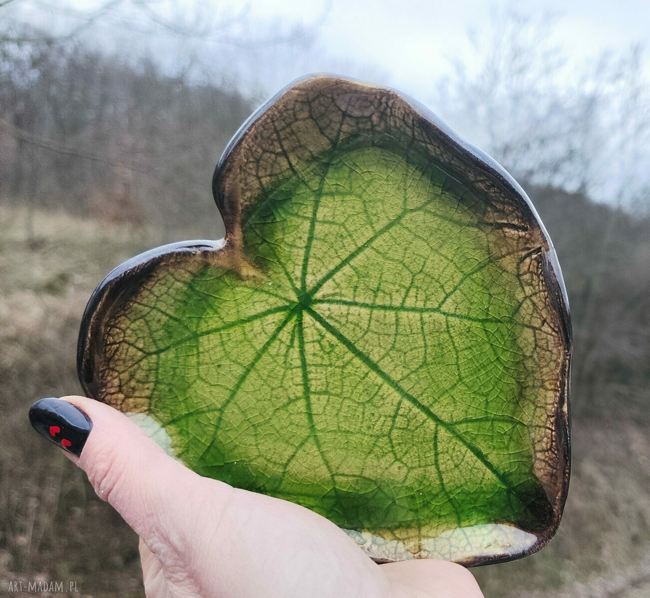 Ceramiczny talerzyk w kształcie serca z liściem malwy - na świecę i biżuterię