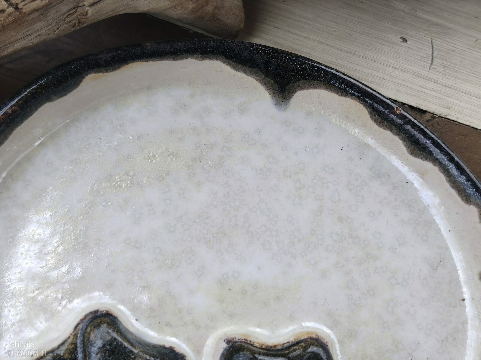 Ręcznie robiony ceramiczny talerzyk Shiraja z motywem psich łapek