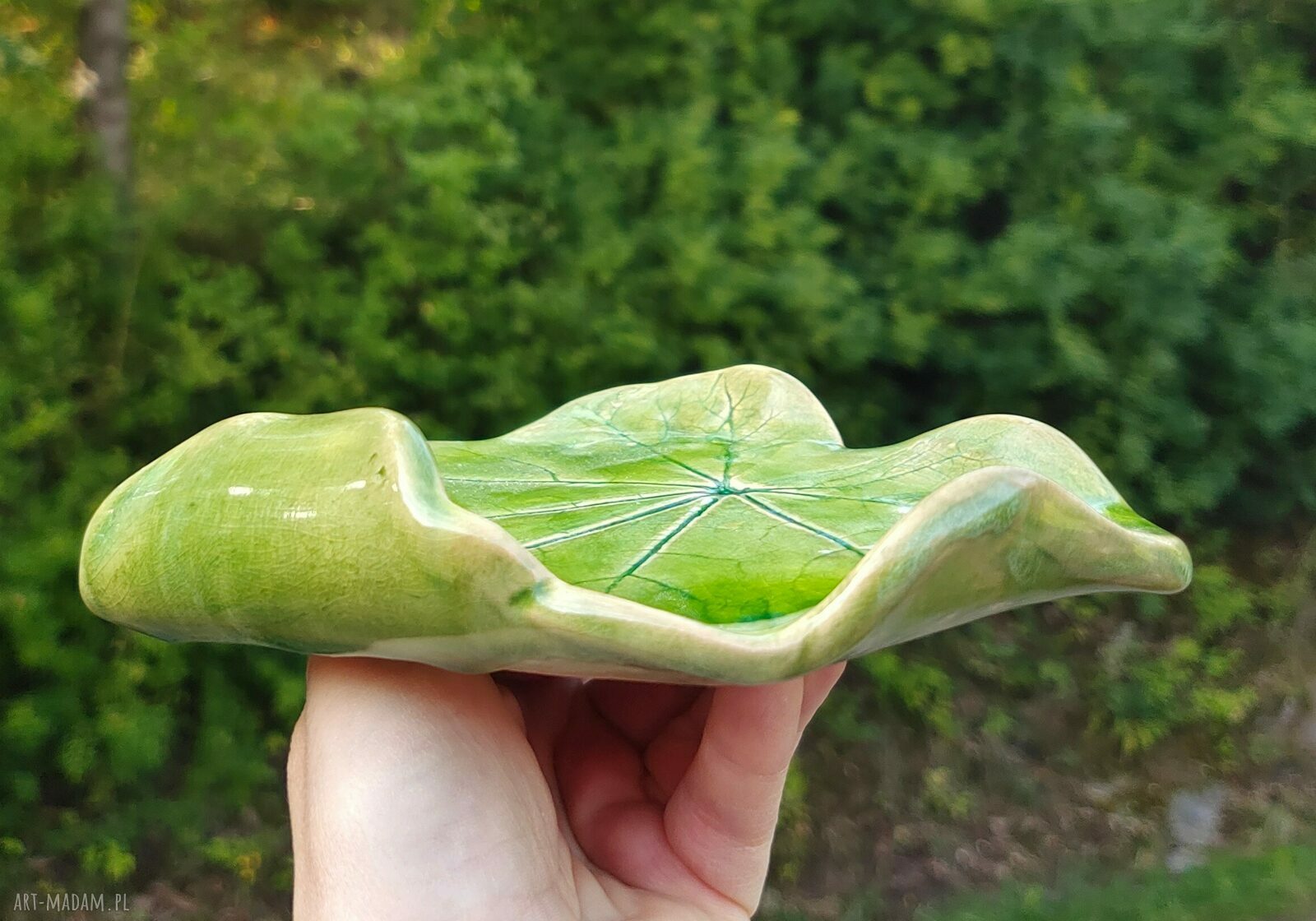 Ceramiczny talerzyk z liściem malwy - zielona rękodzielnicza podstawka na biżuterię i świecę