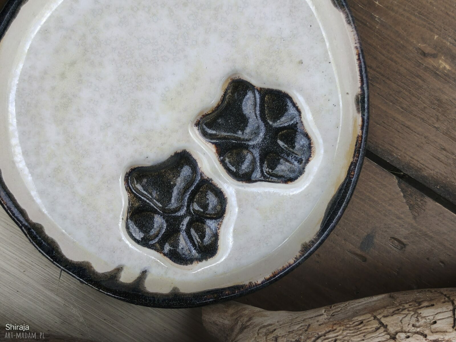 Ręcznie robiony ceramiczny talerzyk Shiraja z motywem psich łapek