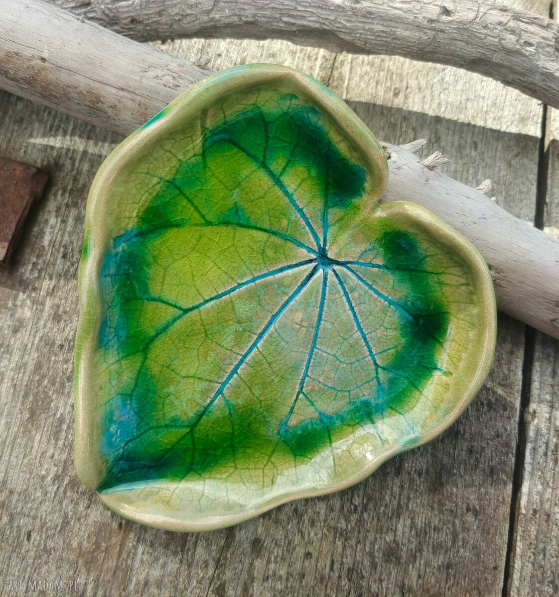 Ceramiczny talerzyk w kształcie serca z liściem malwy (c557) - rękodzieło
