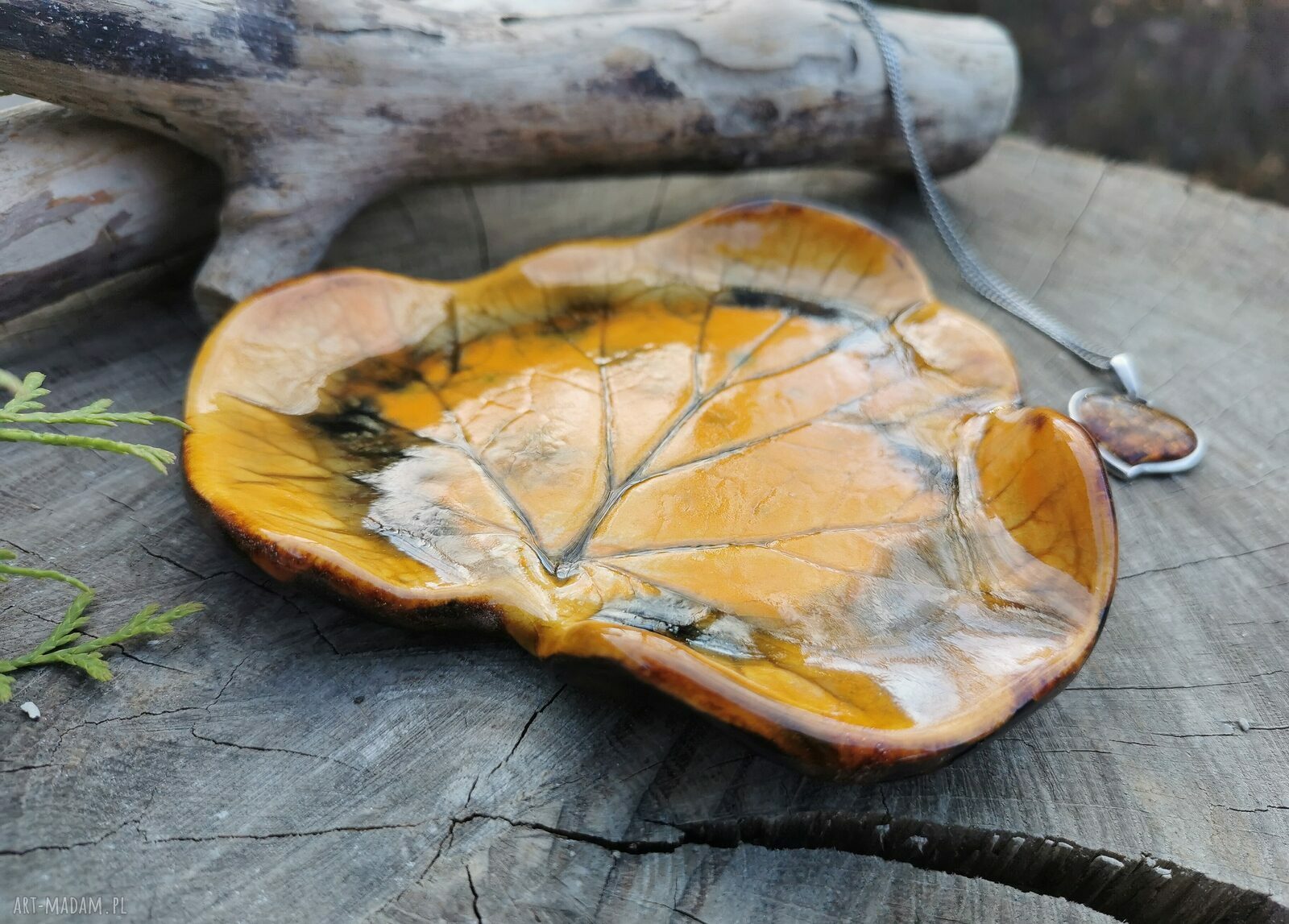 Ceramiczny talerzyk w kształcie listek (c381) - podstawka na biżuterię