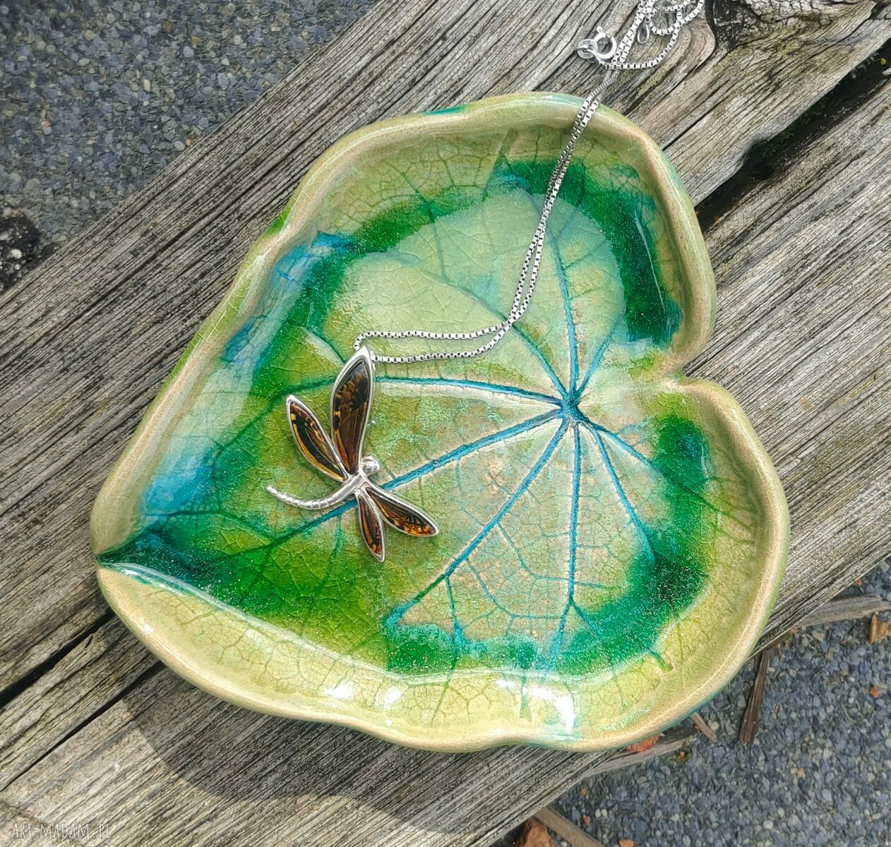 Ceramiczny talerzyk w kształcie serca z liściem malwy (c557) - rękodzieło
