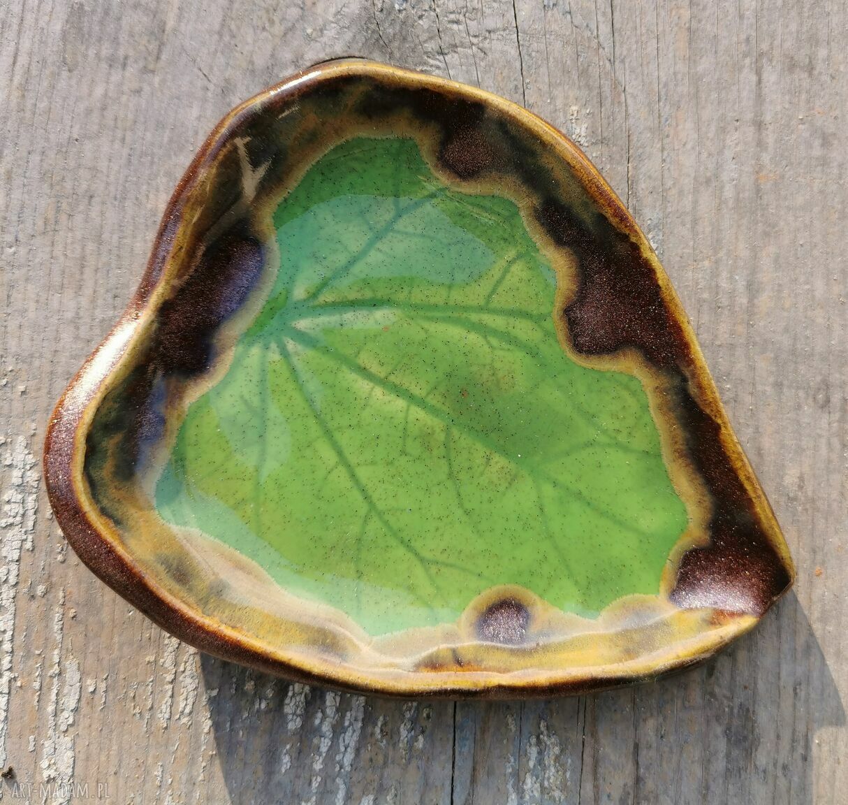 Ceramiczny talerzyk serce c100 z liściem malwy - ręczna ceramika