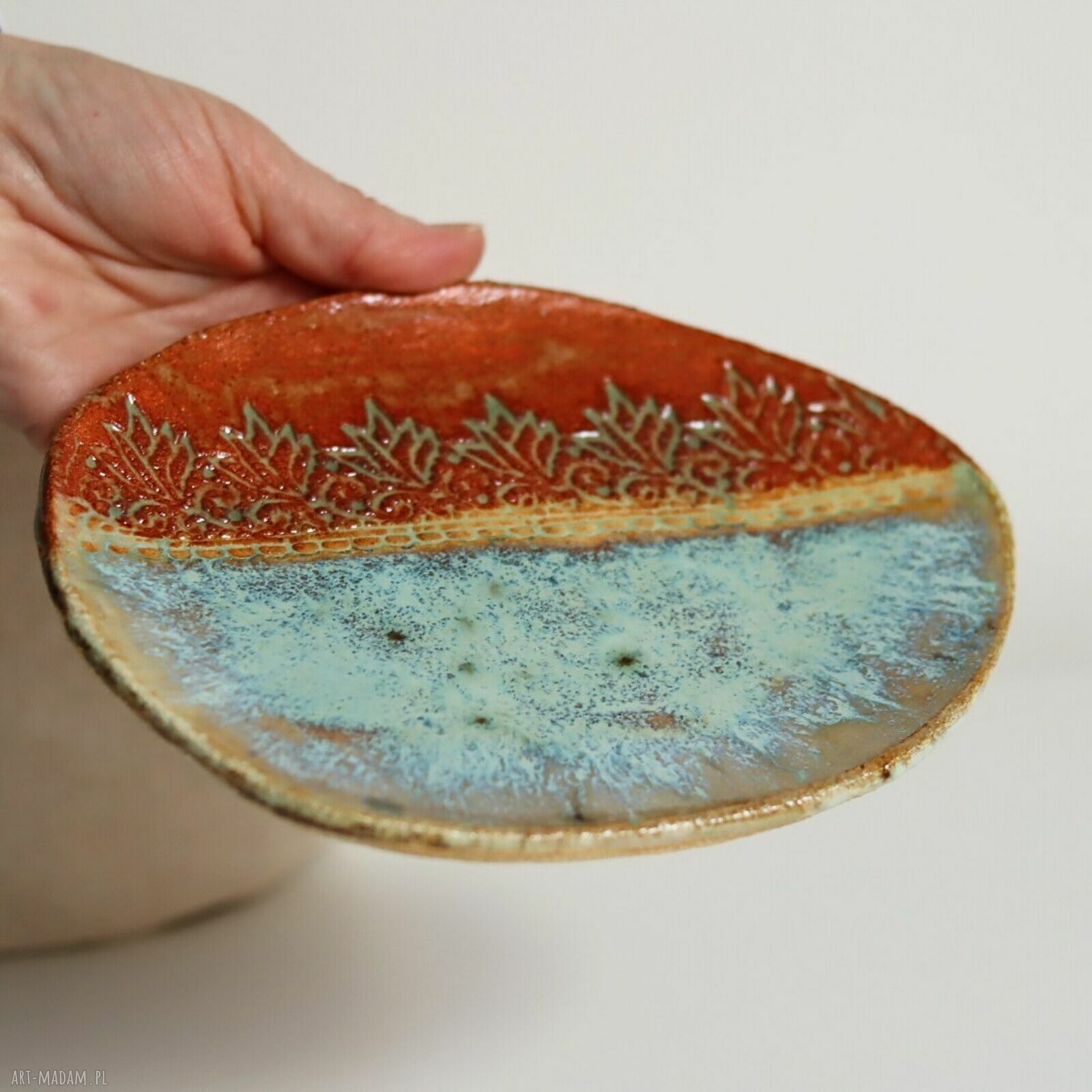 Ceramiczny talerzyk w kształcie jajka na Wielkanoc - terakota i miętowo-szary