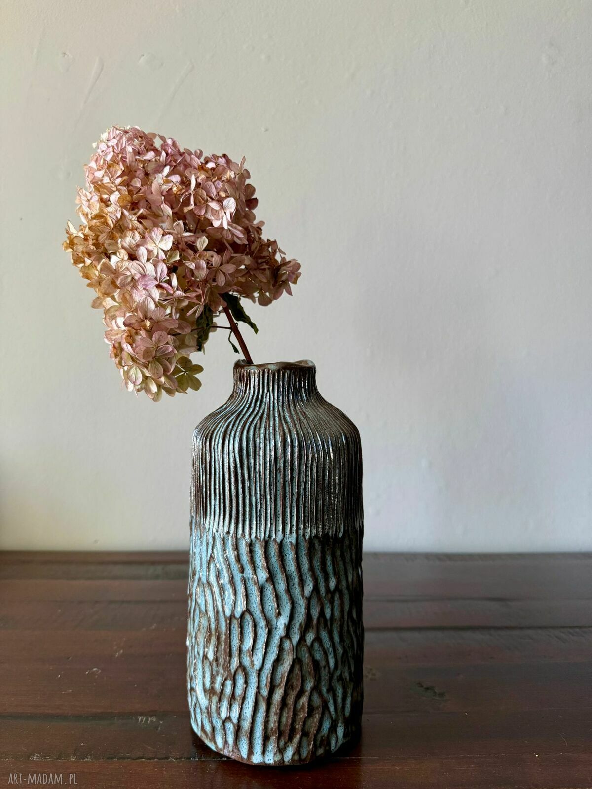 Wazon ceramiczny Deep Lines - ręcznie rzeźbiony, błyszczące szkliwo w odcieniach niebieskiego
