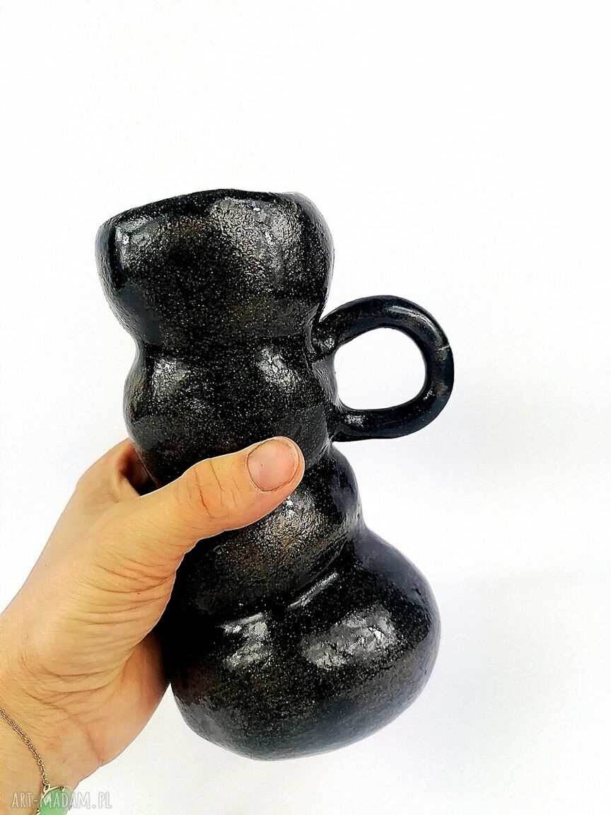 Ręcznie robiony wazon ceramiczny w czerni z delikatnymi szarymi prześwitami