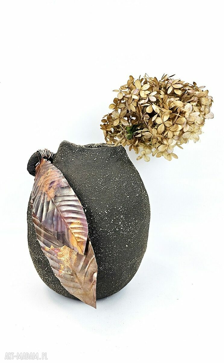 Wazon ceramiczny handmade w kolorze czekolady z listkami z postarzanej miedzi