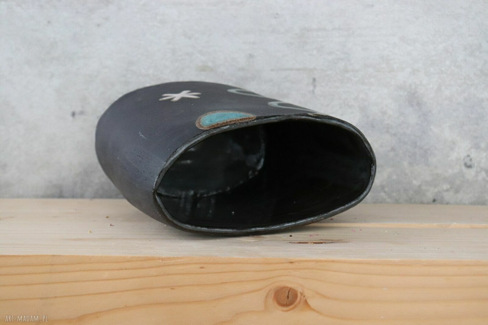 Wazon ceramiczny Otuliny w czerni - ręcznie wykonany prezent do Twojego wnętrza