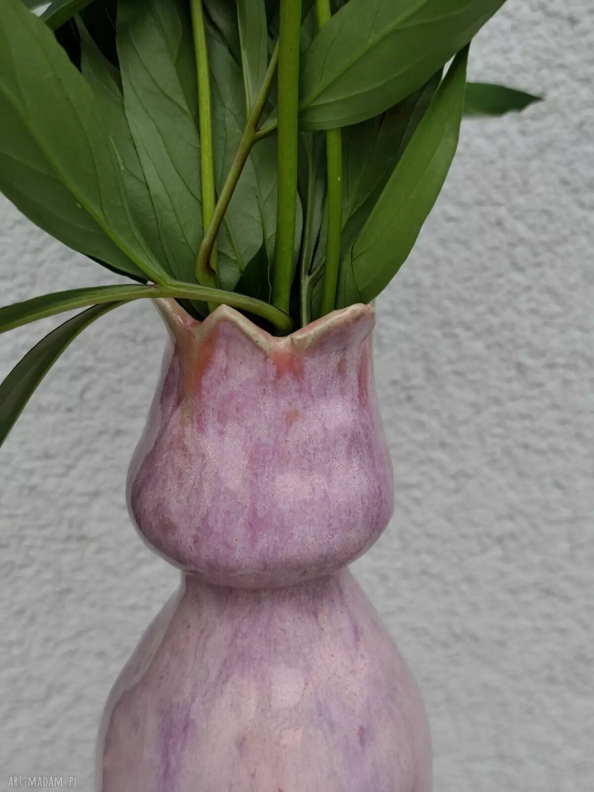 Ręcznie robiony wazon ceramiczny w kształcie tulipana